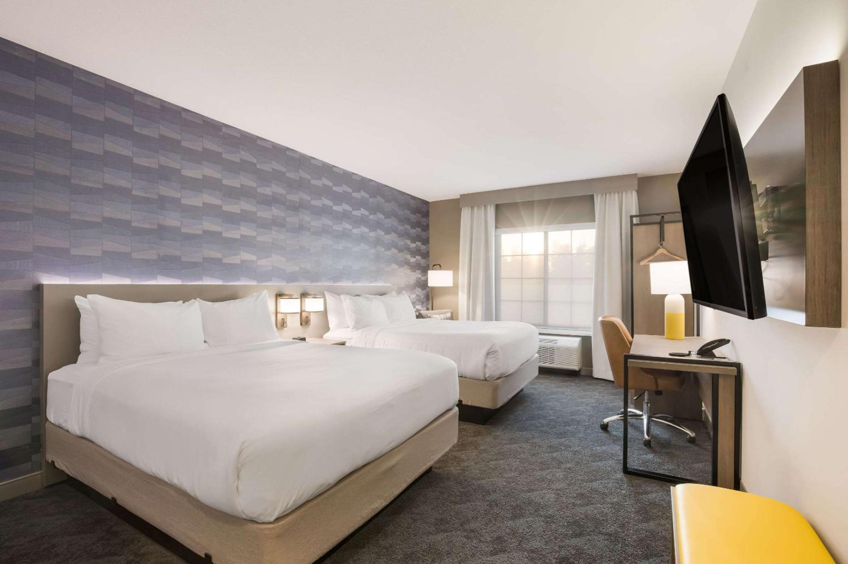 Standard Queen Room with Two Queen Beds - Non Smoking/No Pets Allowed - Photo 6