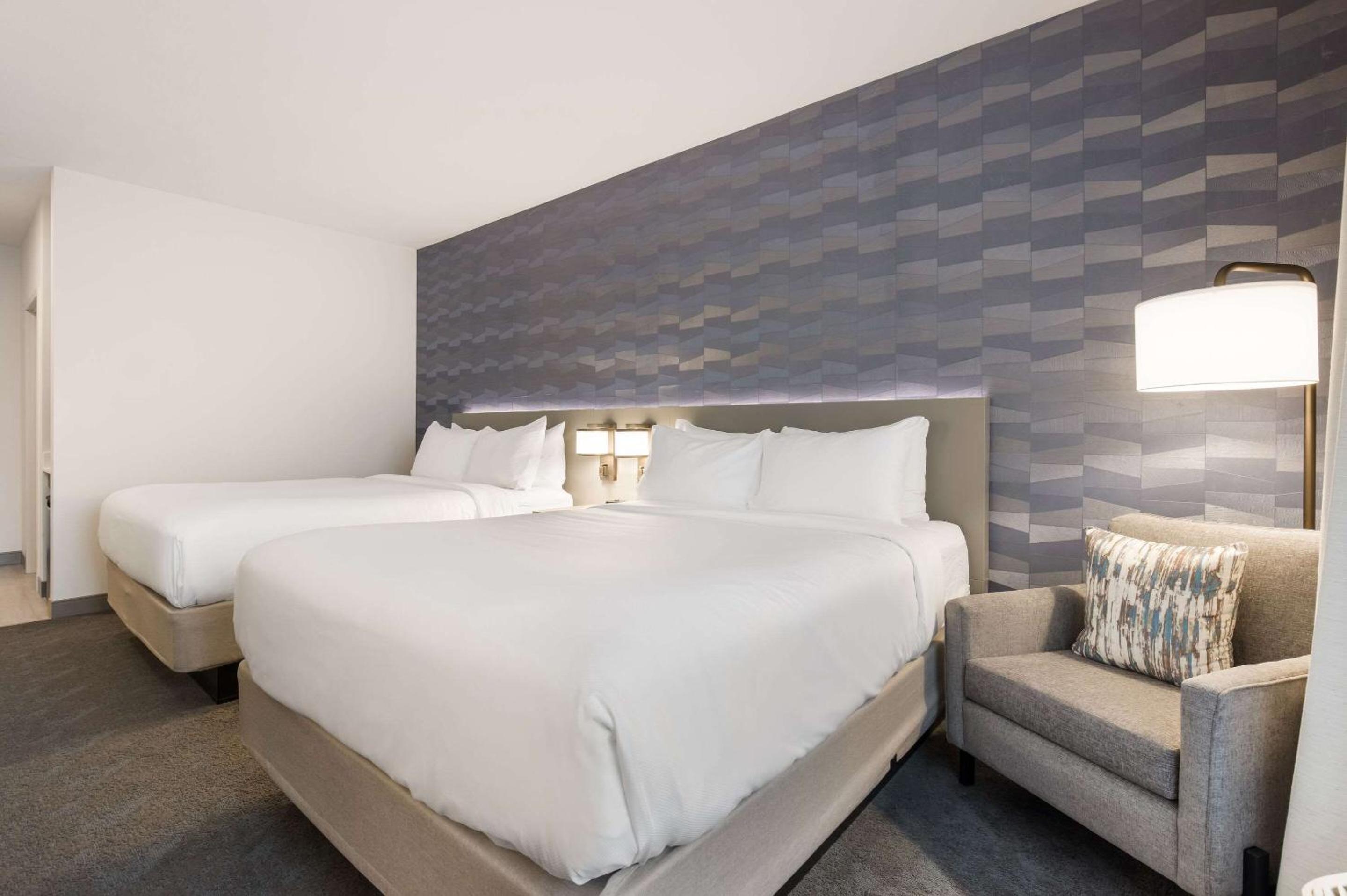 Standard Queen Room with Two Queen Beds - Non Smoking/No Pets Allowed - Photo 5
