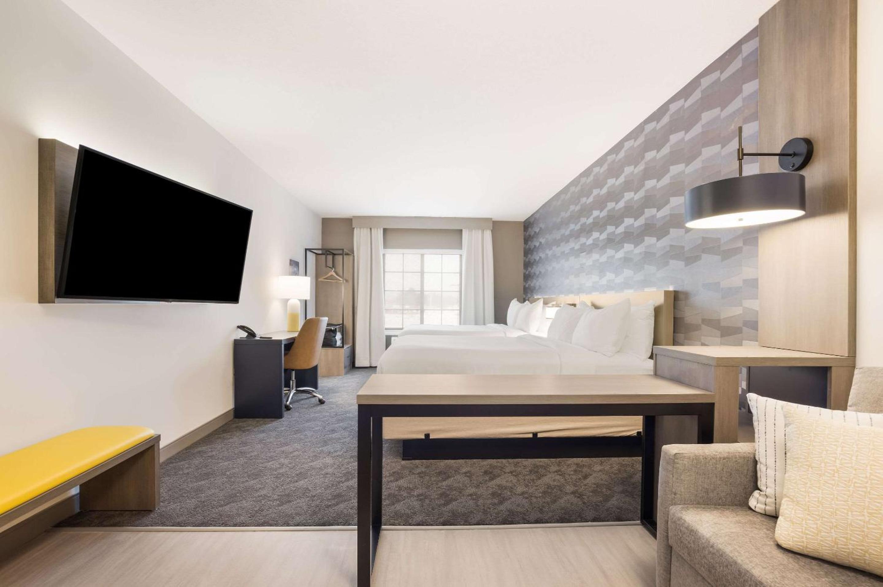Queen Suite with Two Queen Beds and Sofabed - Non Smoking/No Pets Allowed - Photo 1
