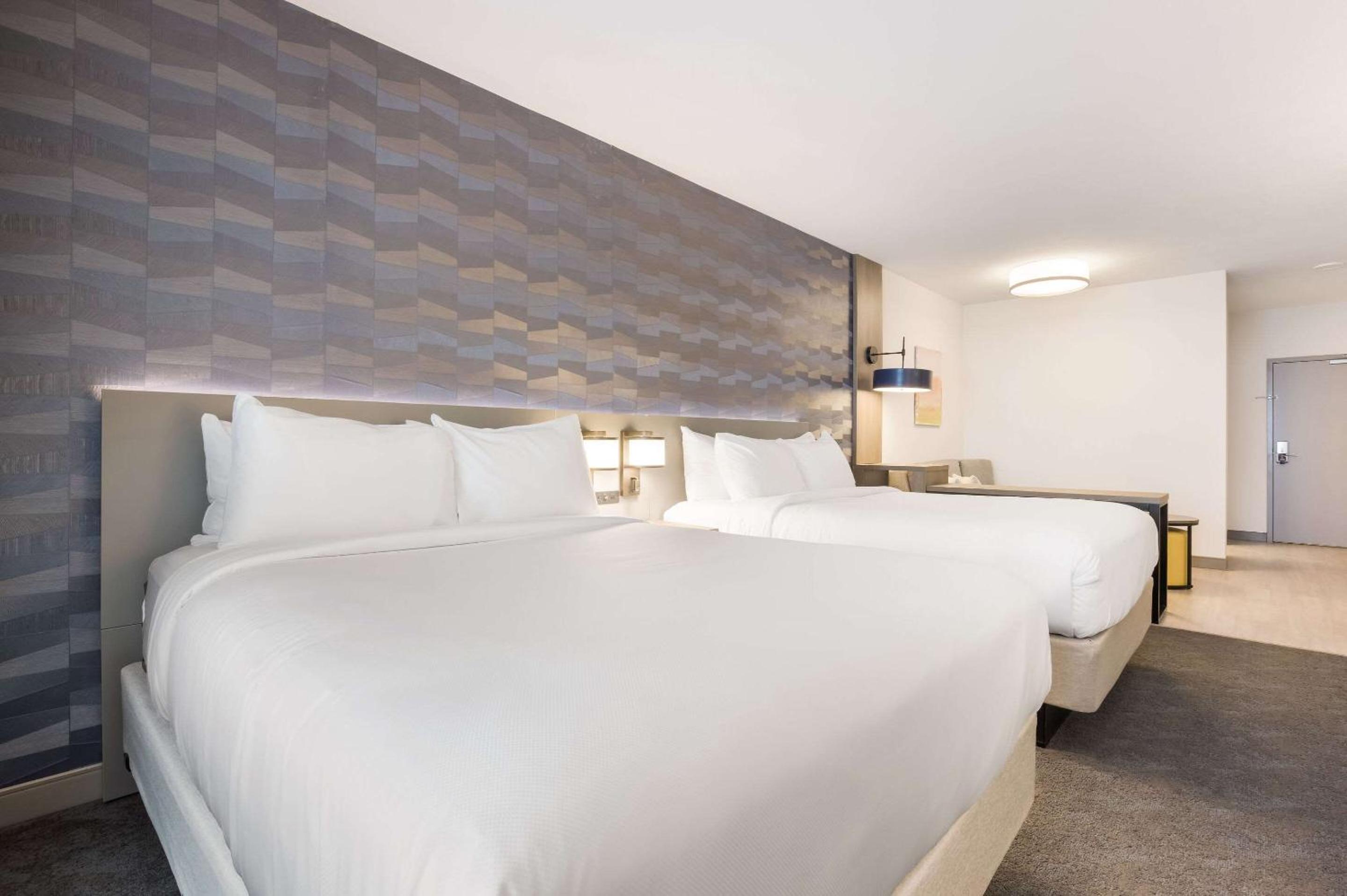 Queen Suite with Two Queen Beds and Sofabed - Non Smoking/No Pets Allowed - Photo 2