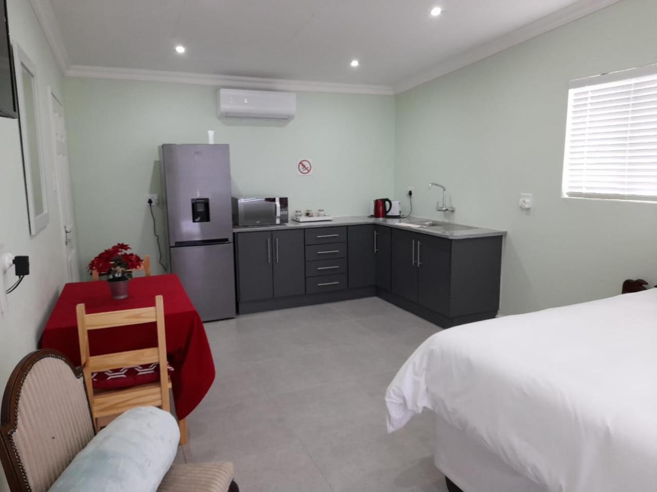 One-Bedroom Apartment - Photo 1