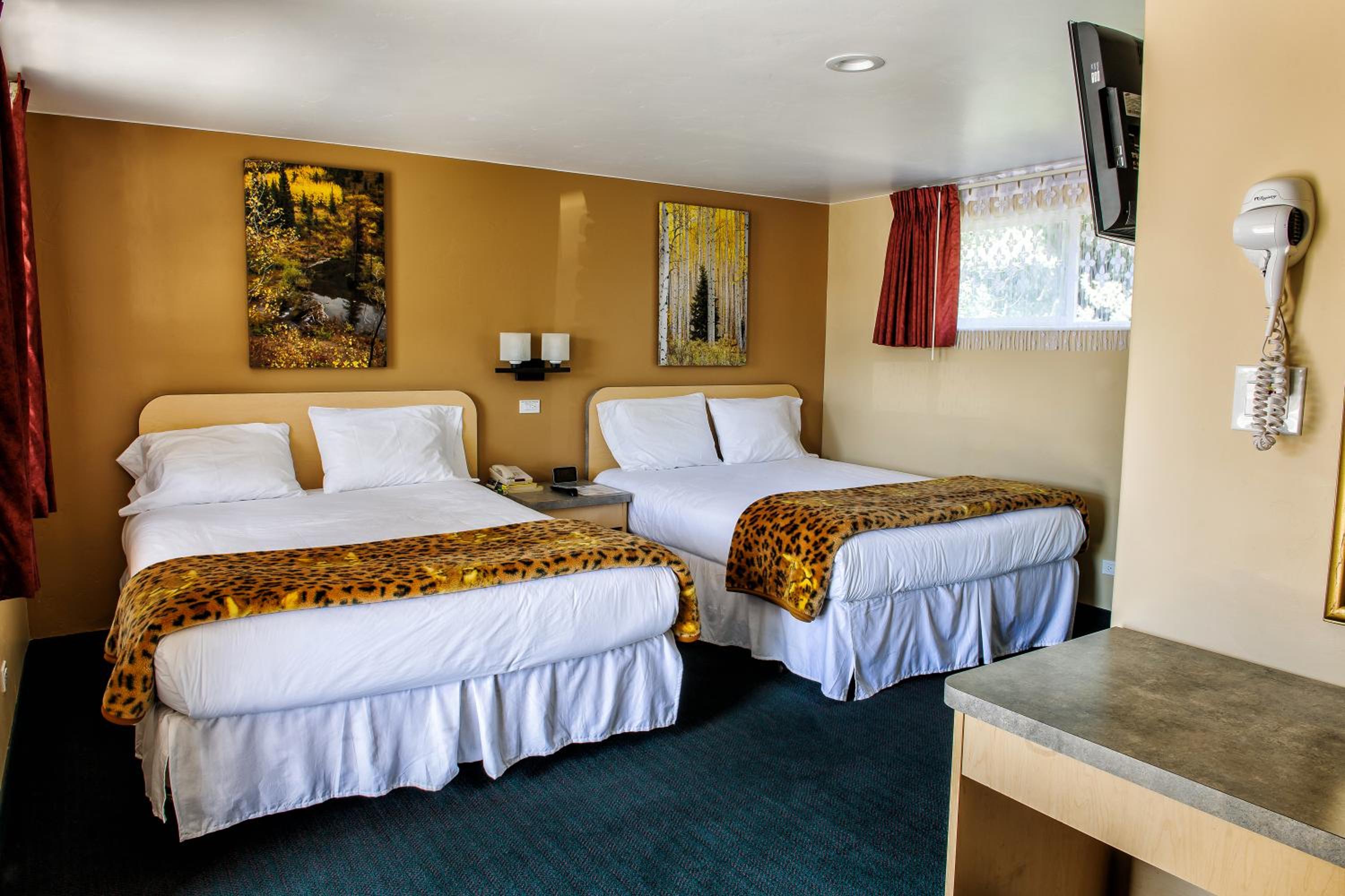 Queen Room with Two Queen Beds - Photo 9