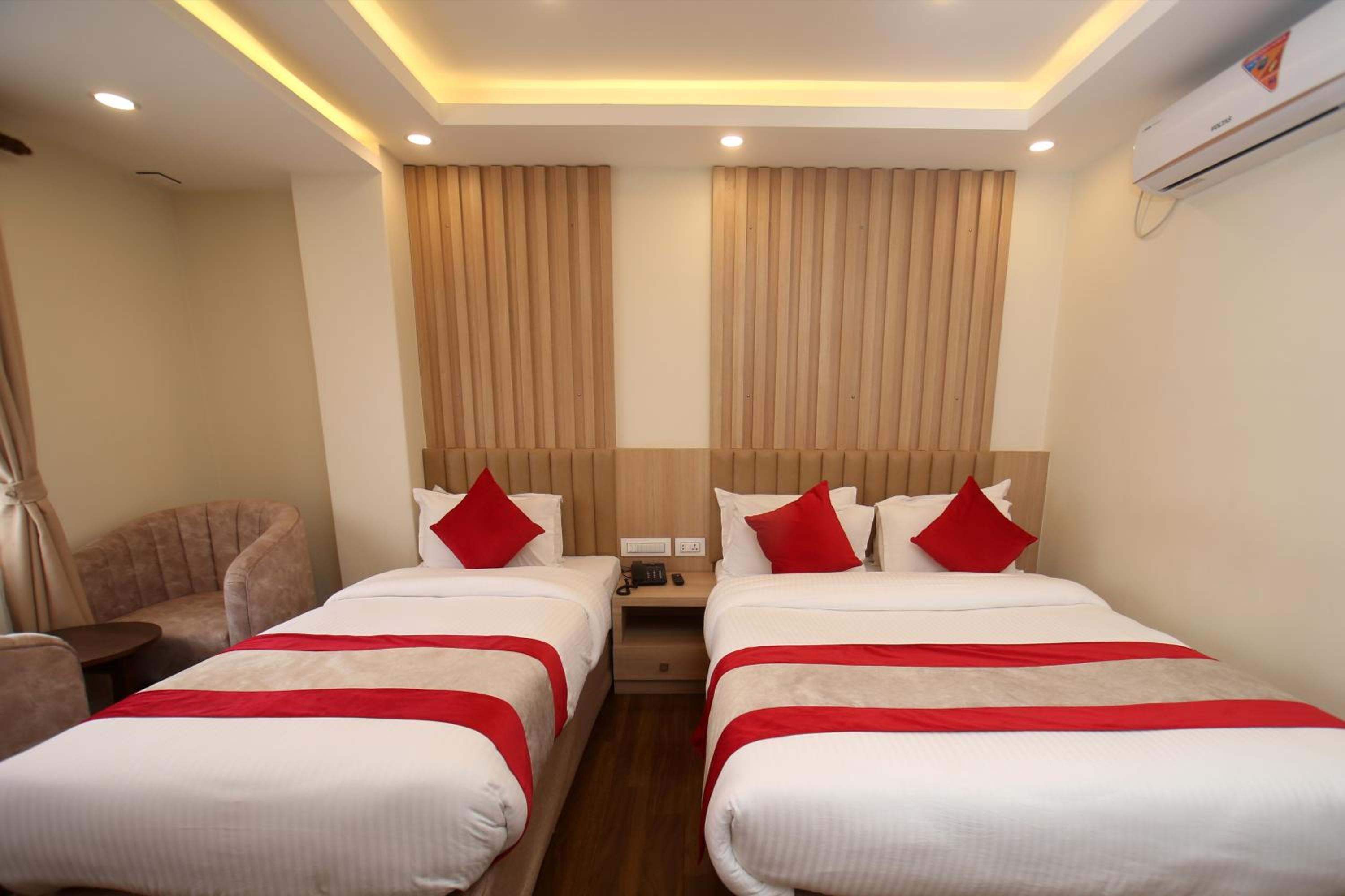 Quadruple Room with Balcony - Photo 1