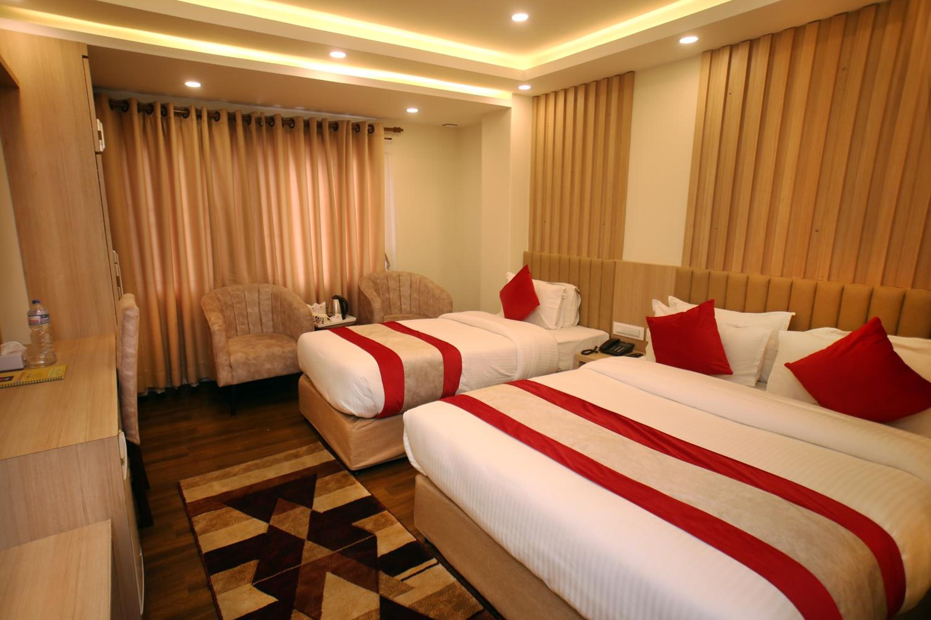 Quadruple Room with Balcony - Photo 2