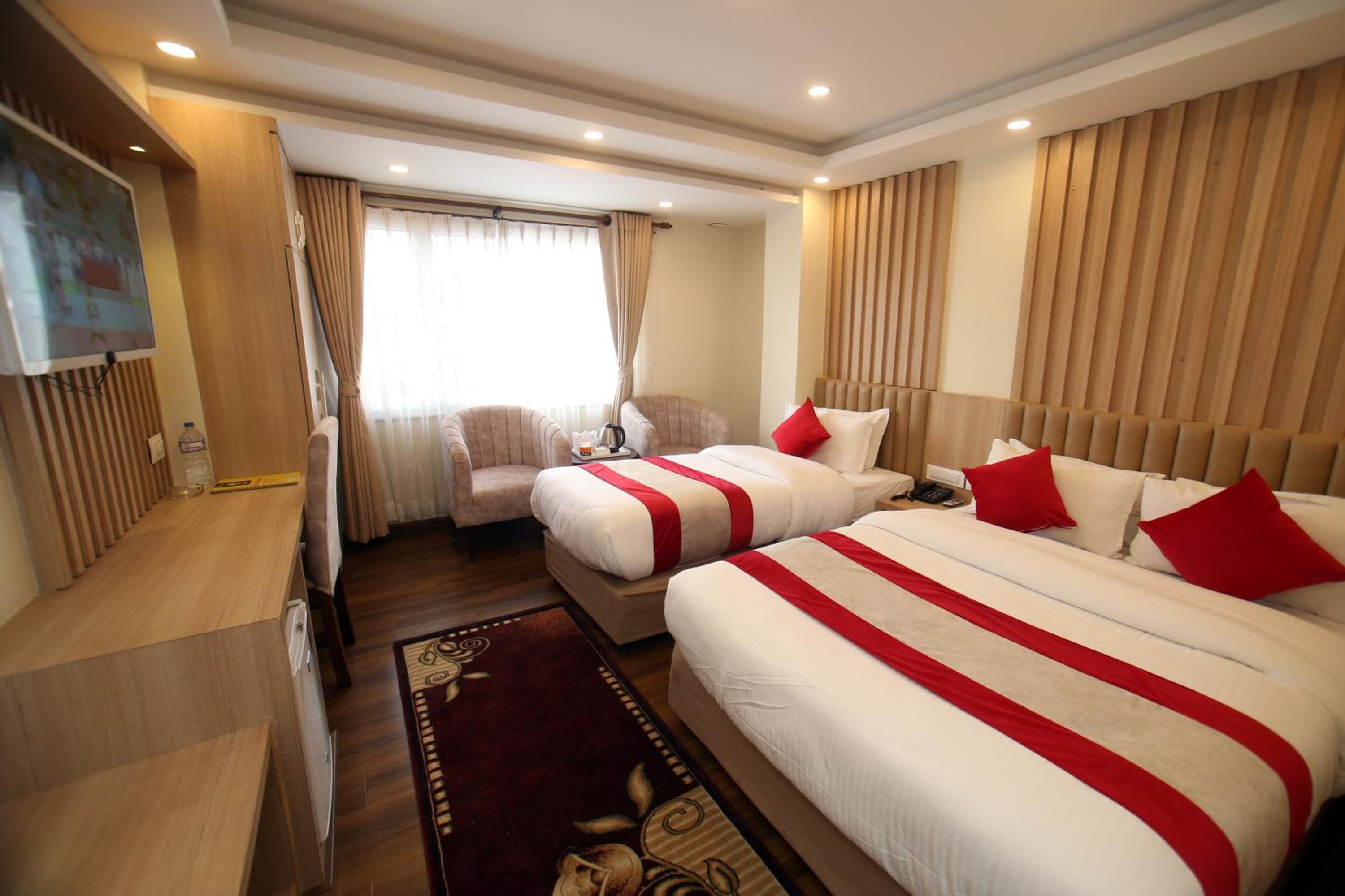 Quadruple Room with Balcony - Photo 4