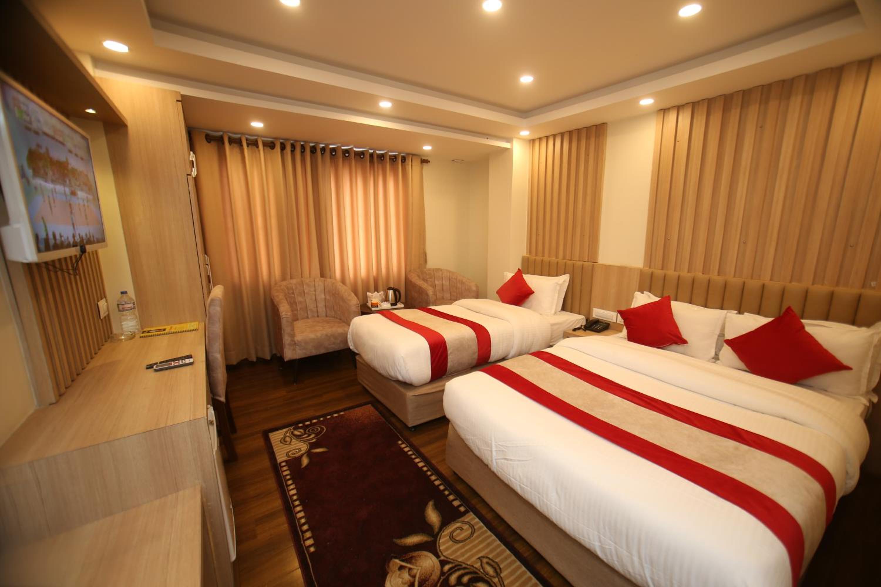 Quadruple Room with Balcony - Photo 5