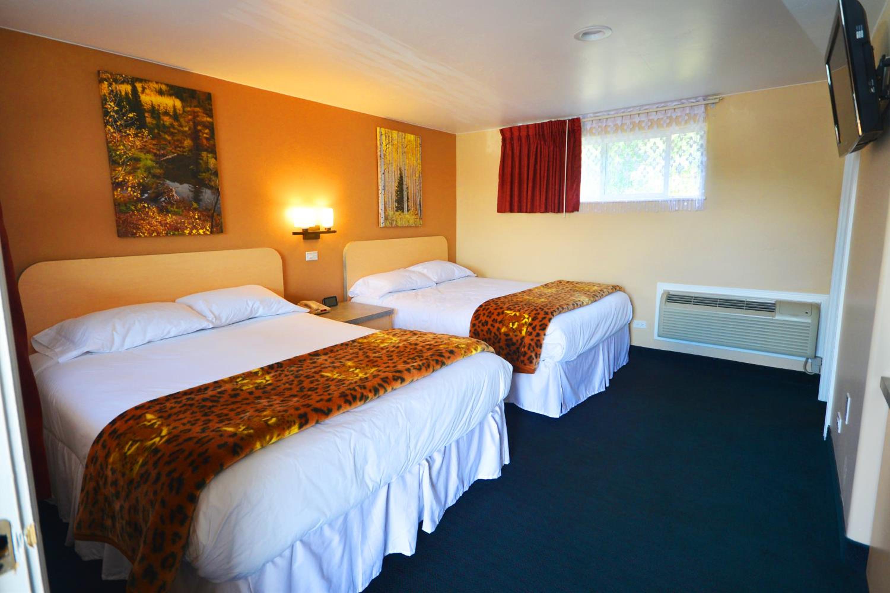 Queen Room with Two Queen Beds - Photo 5