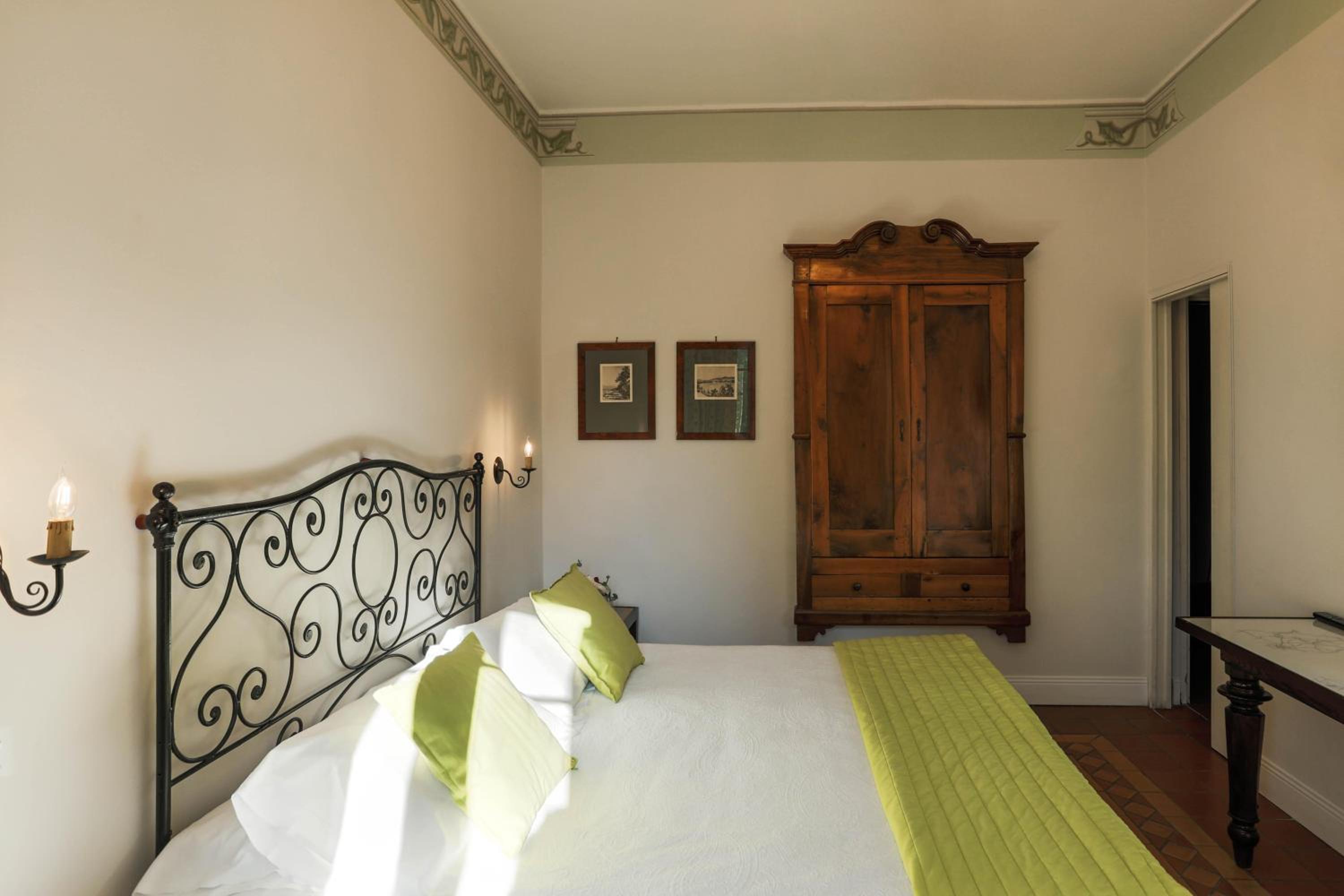 Double Room - Photo 6