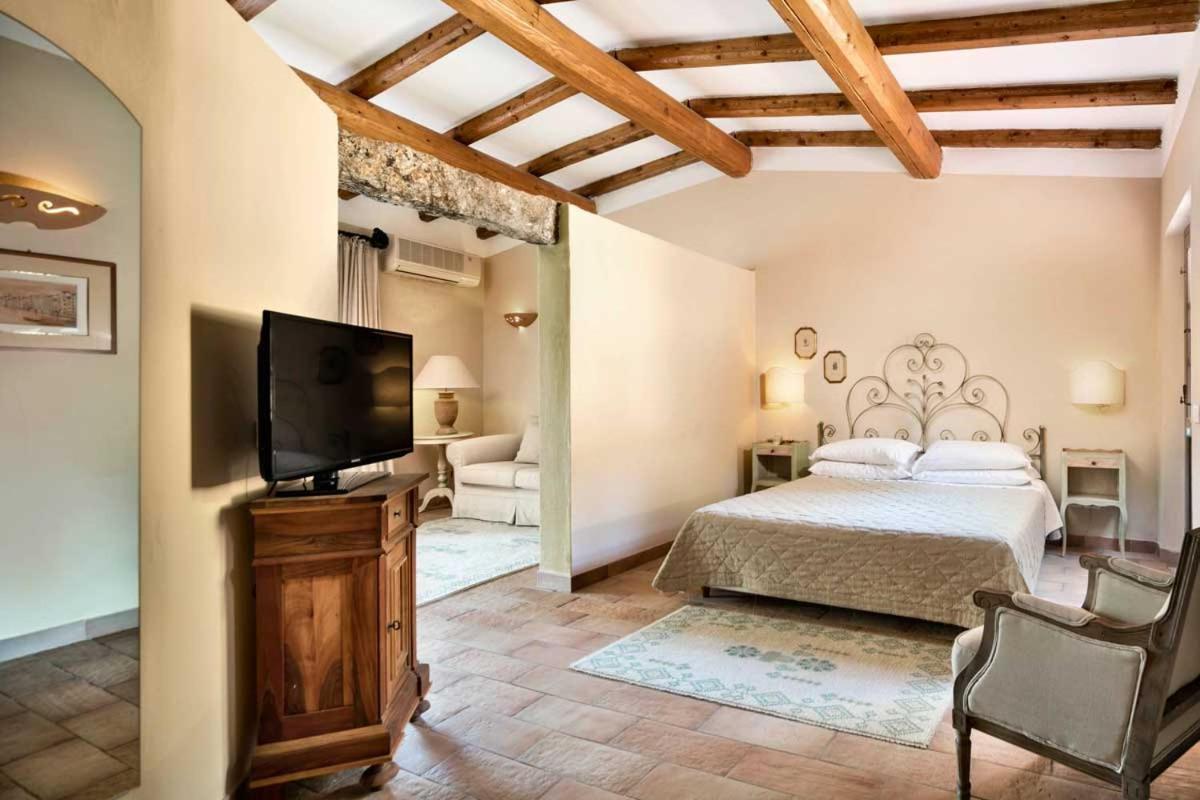 Suite - Photo 1