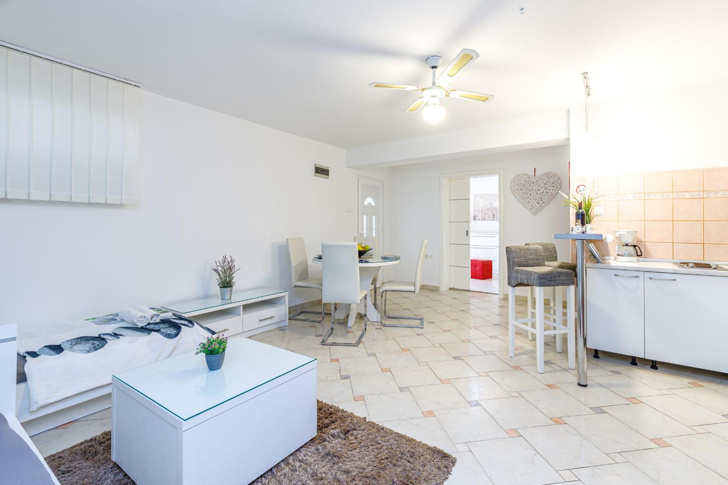 One-Bedroom Apartment - Photo 4