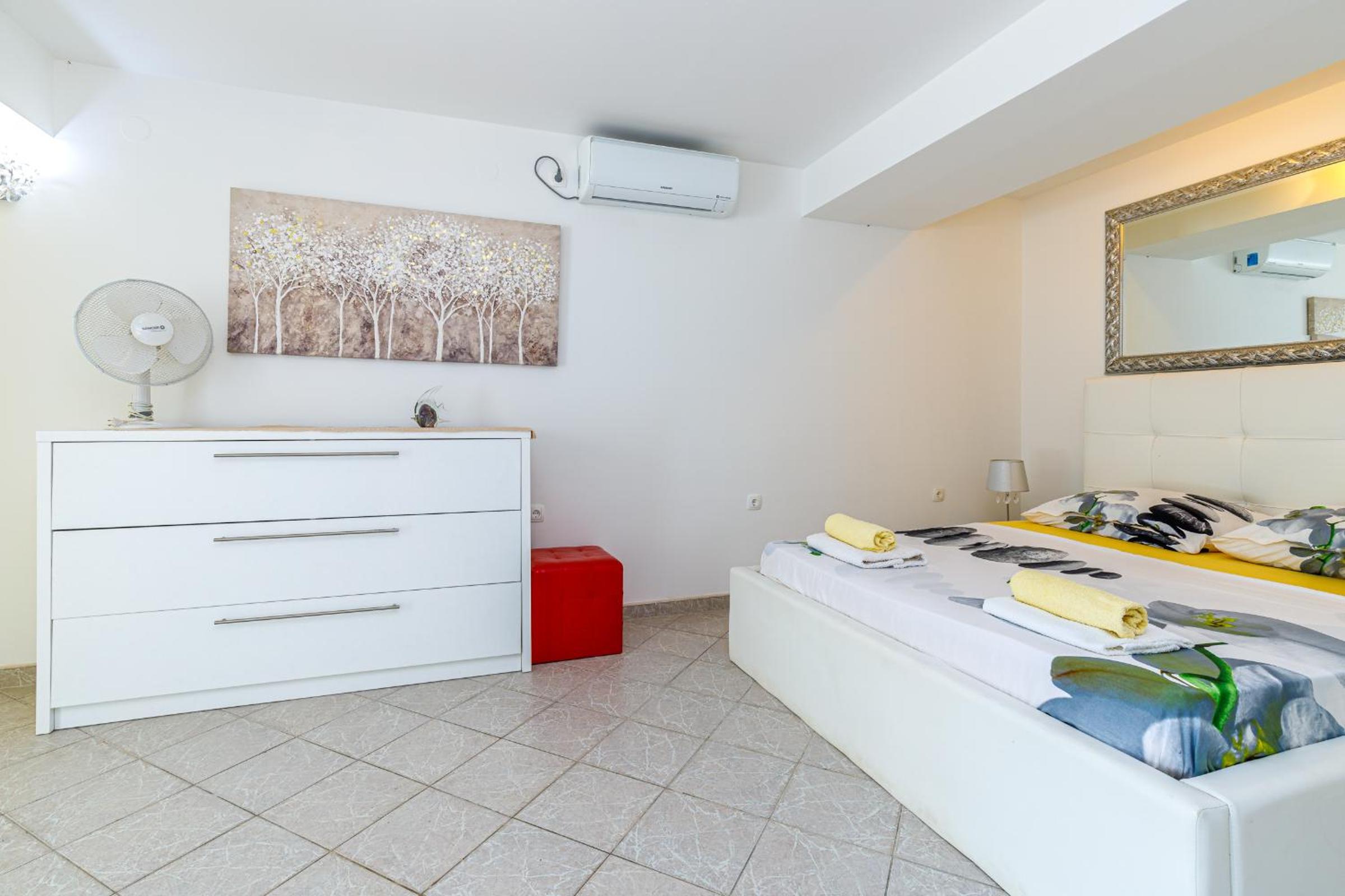 One-Bedroom Apartment - Photo 12