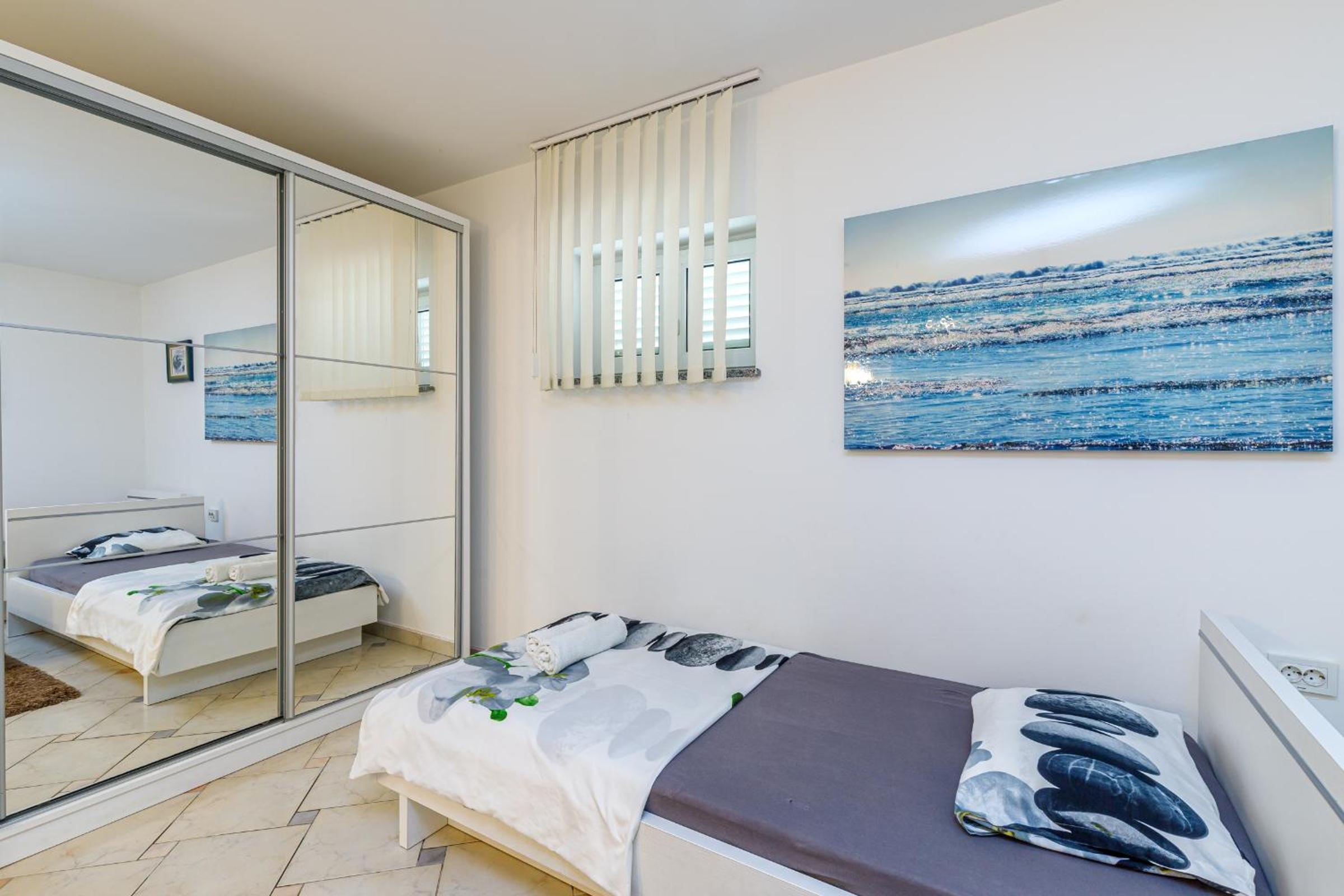 One-Bedroom Apartment - Photo 7