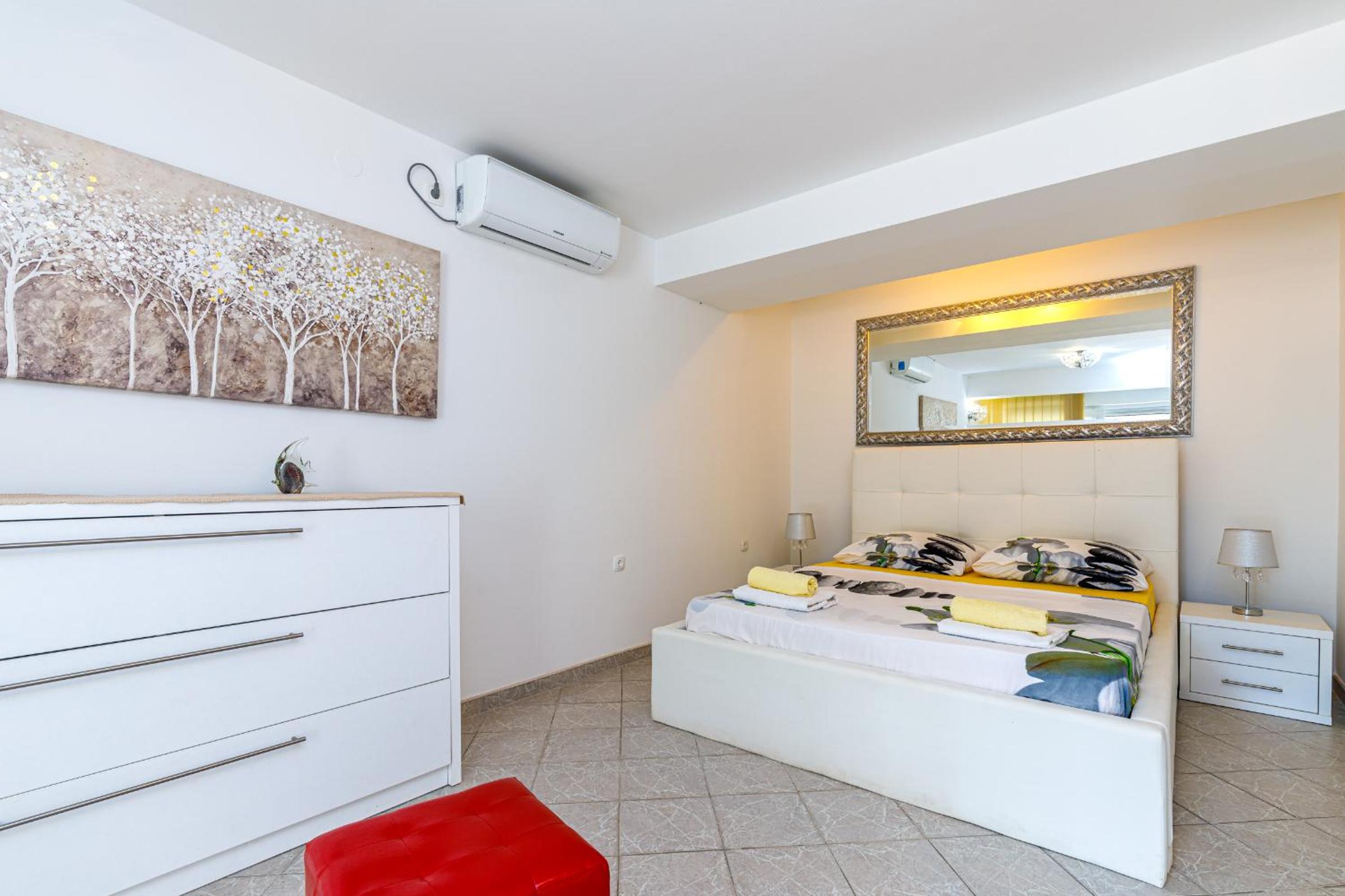 One-Bedroom Apartment - Photo 3