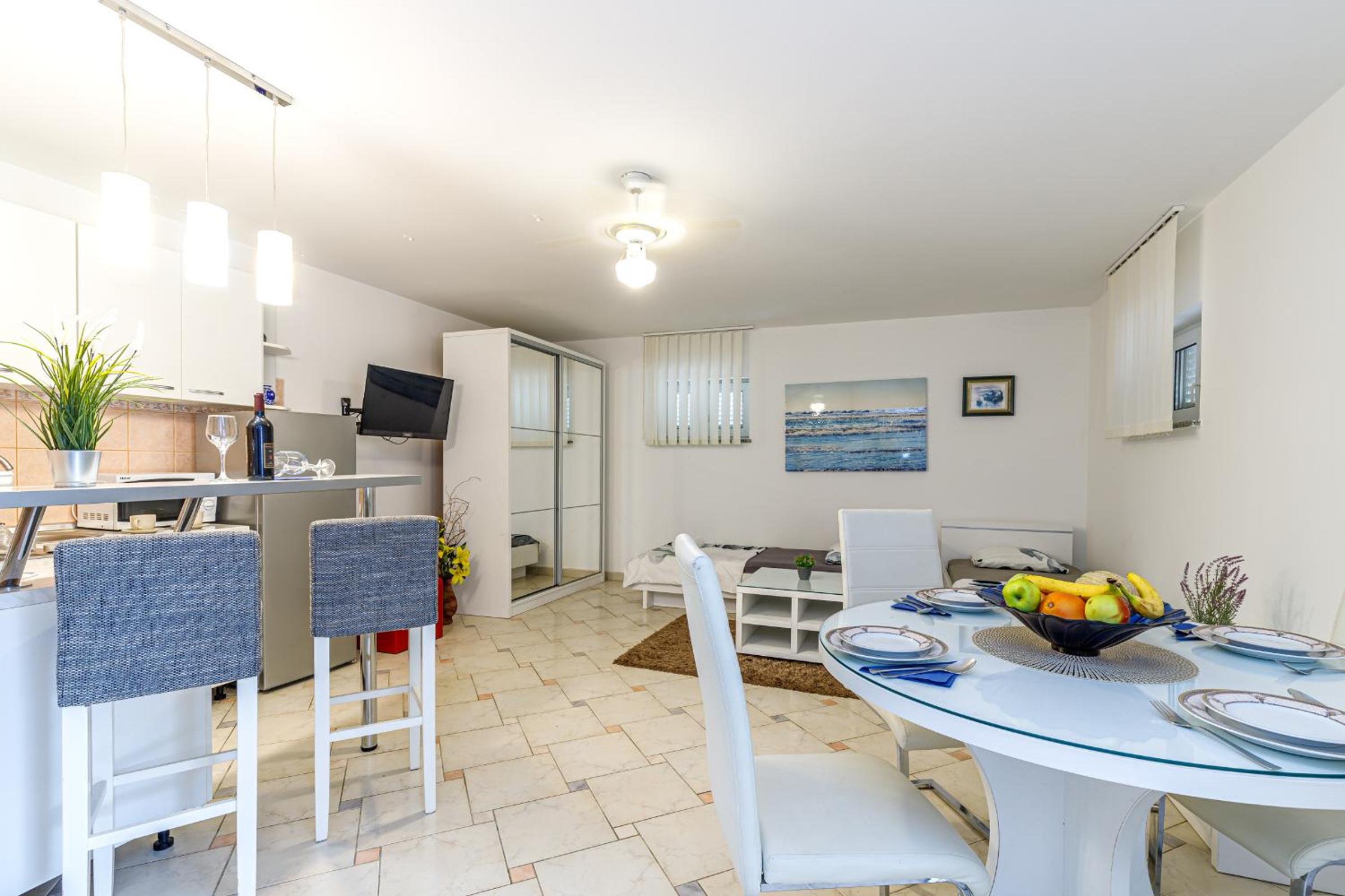 One-Bedroom Apartment - Photo 1