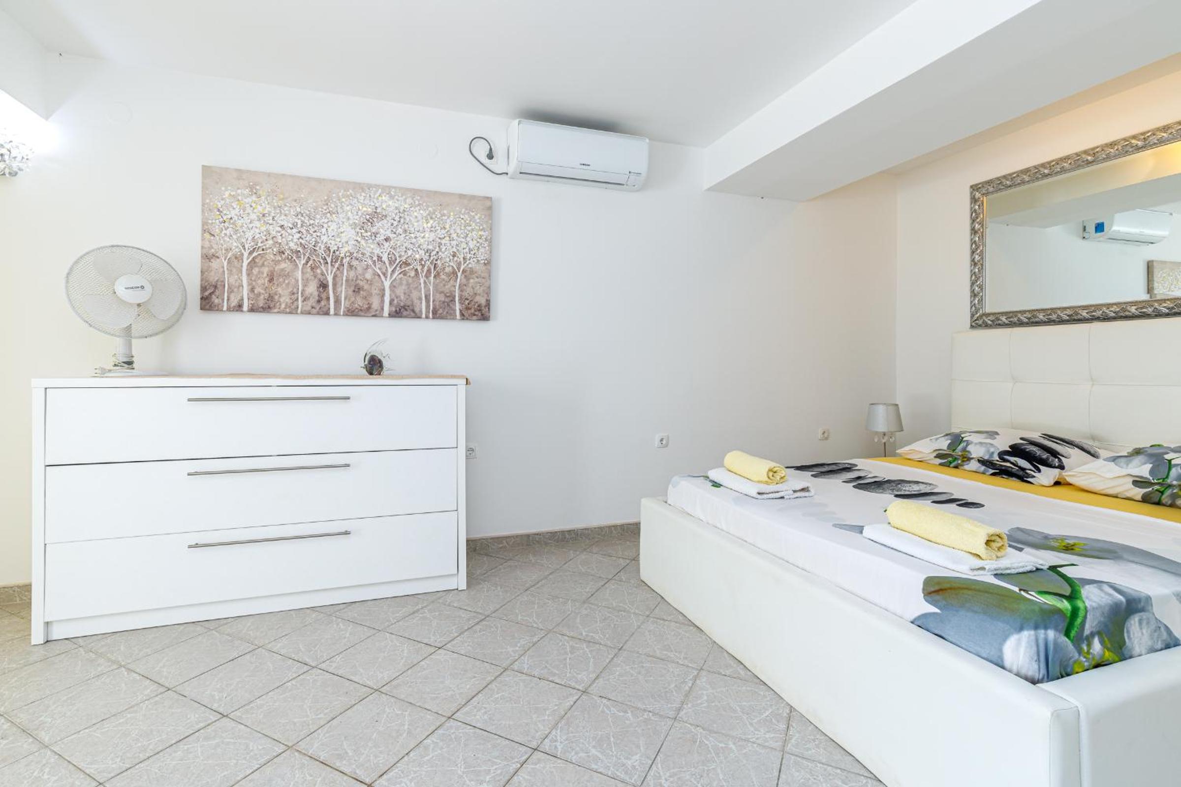 One-Bedroom Apartment - Photo 9