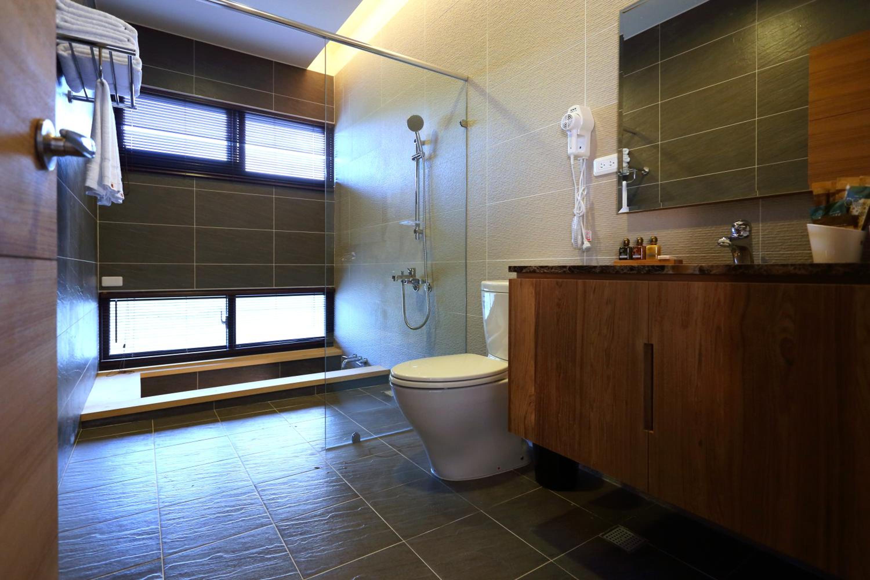 Twin Room With Bath photo 3