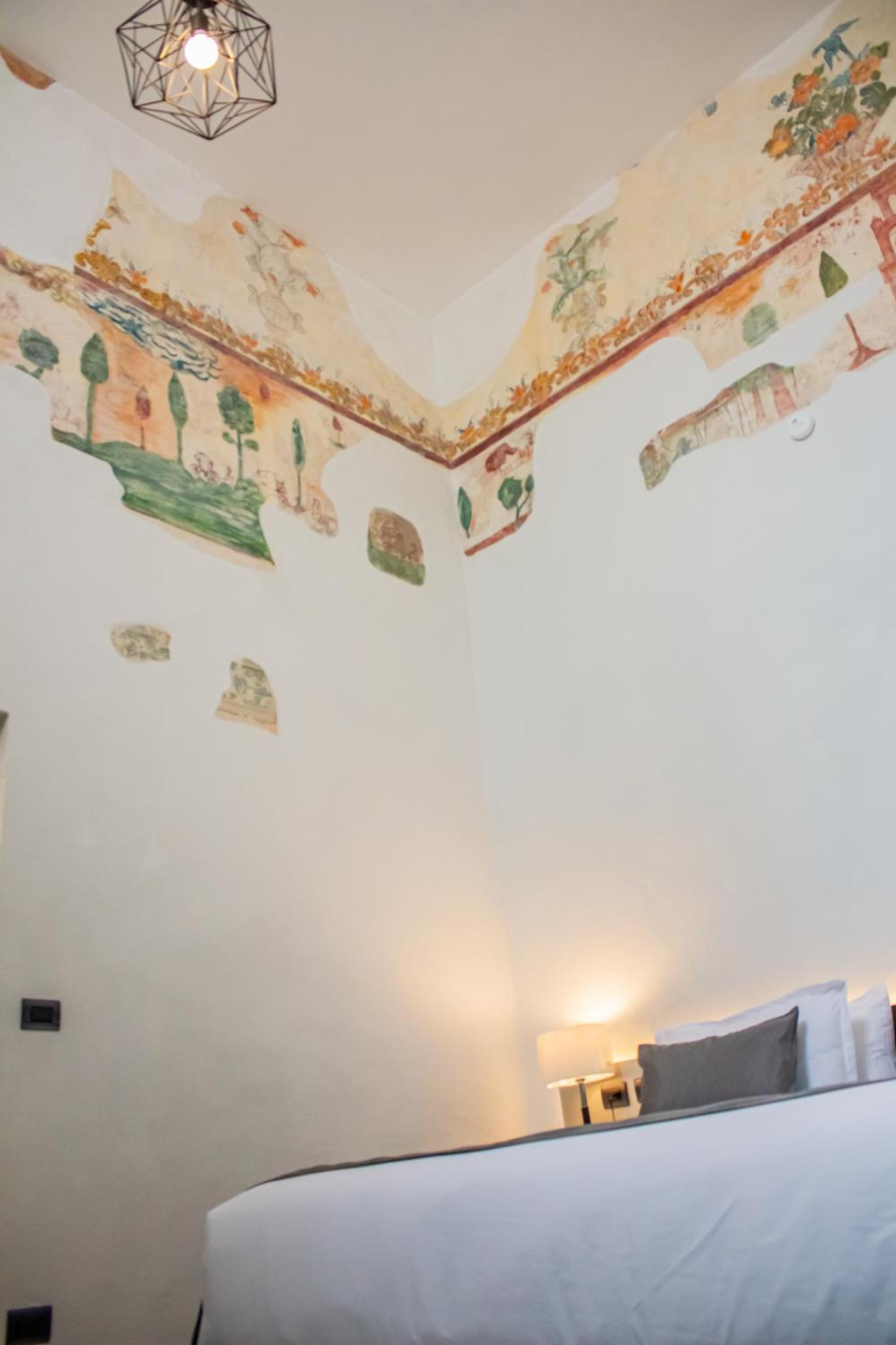 Deluxe King Suite - Photo 8