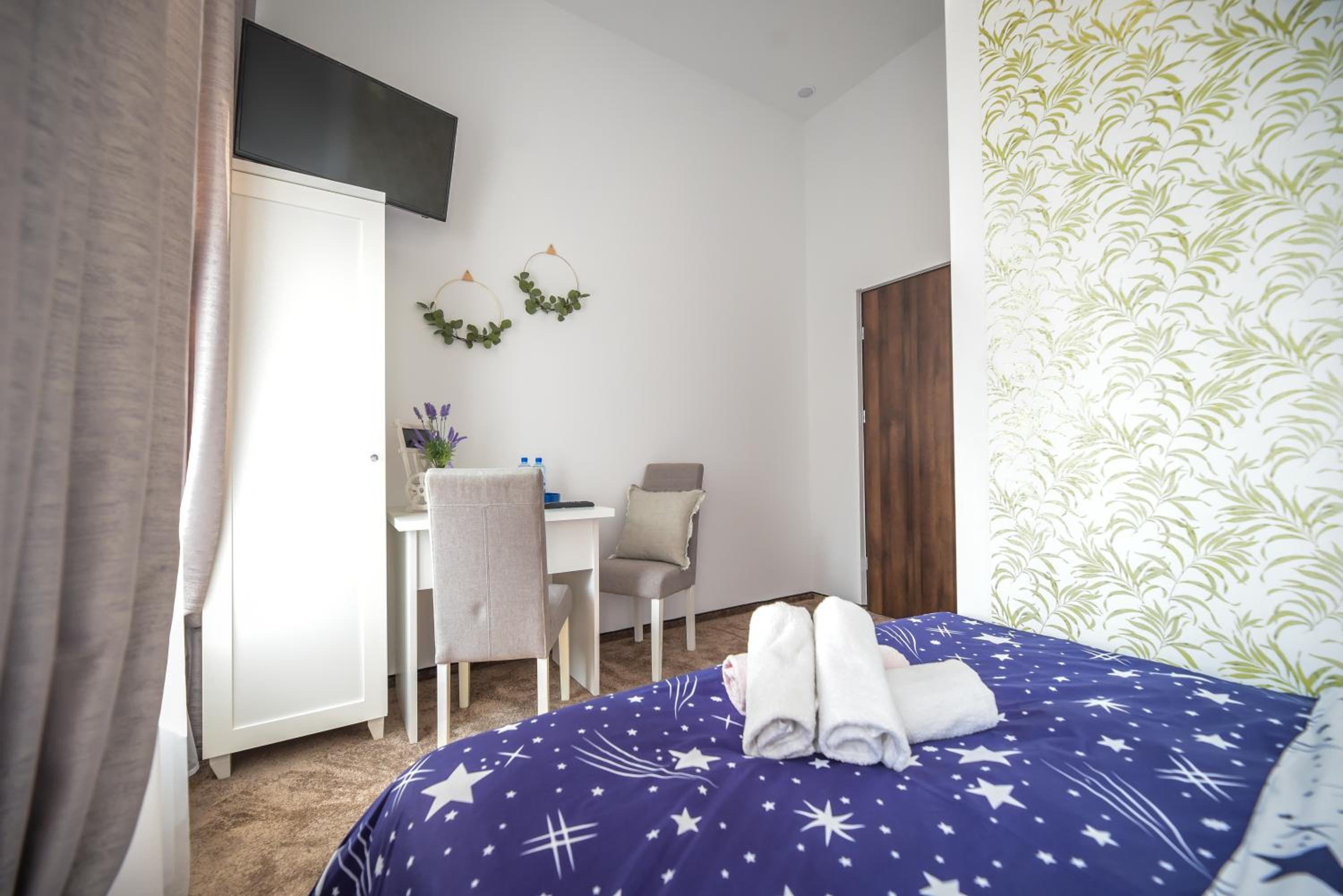 Double Room with Private Bathroom - Photo 1