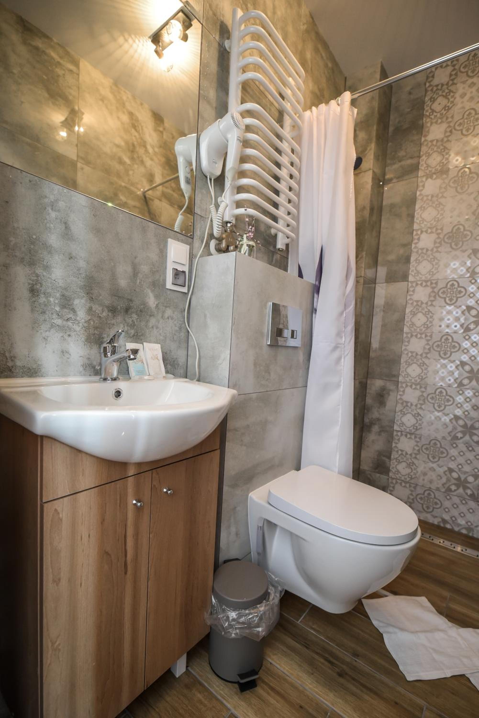 Double Room with Private Bathroom - Photo 3