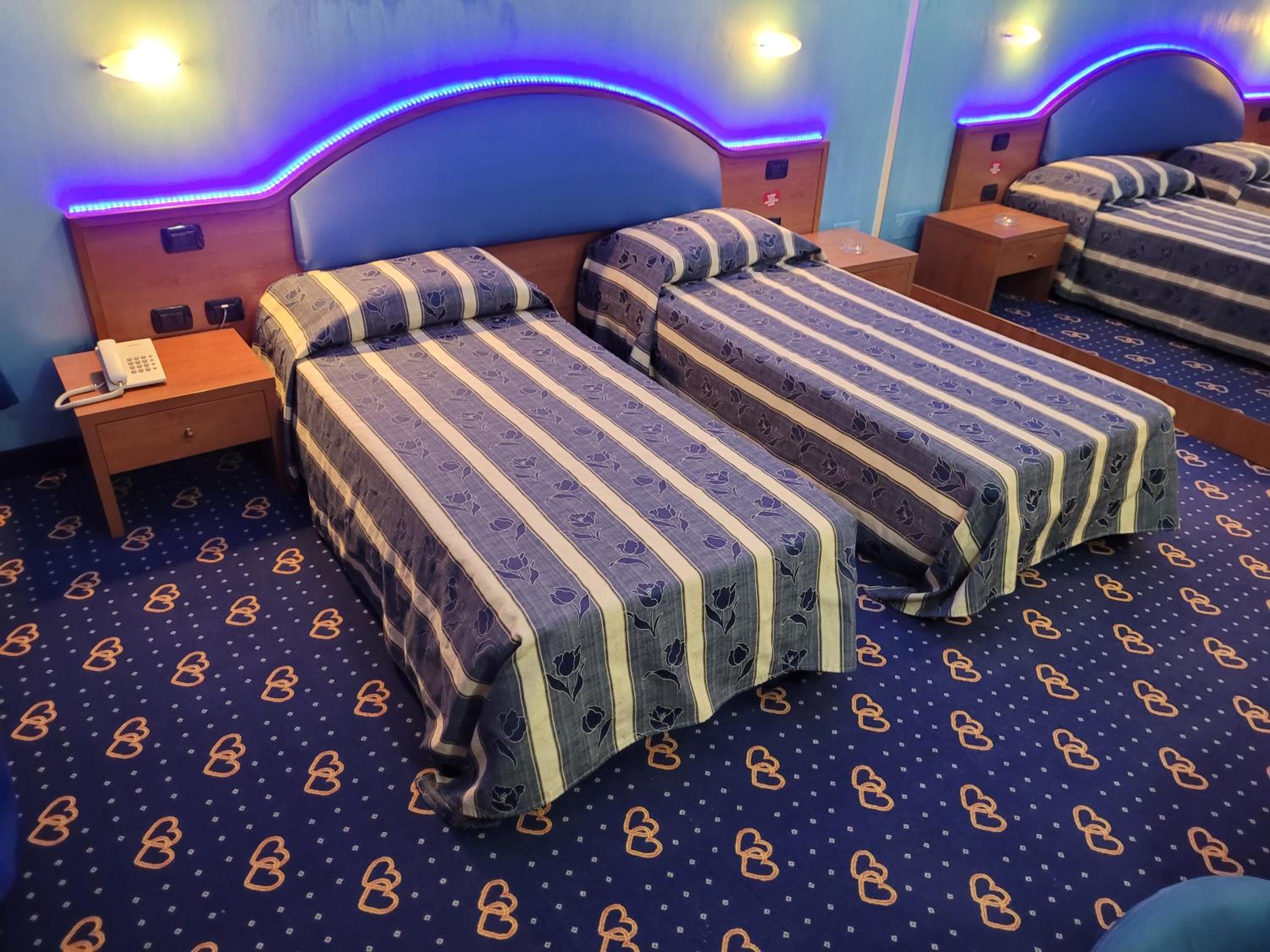 Twin Room with Private Bathroom photo 1