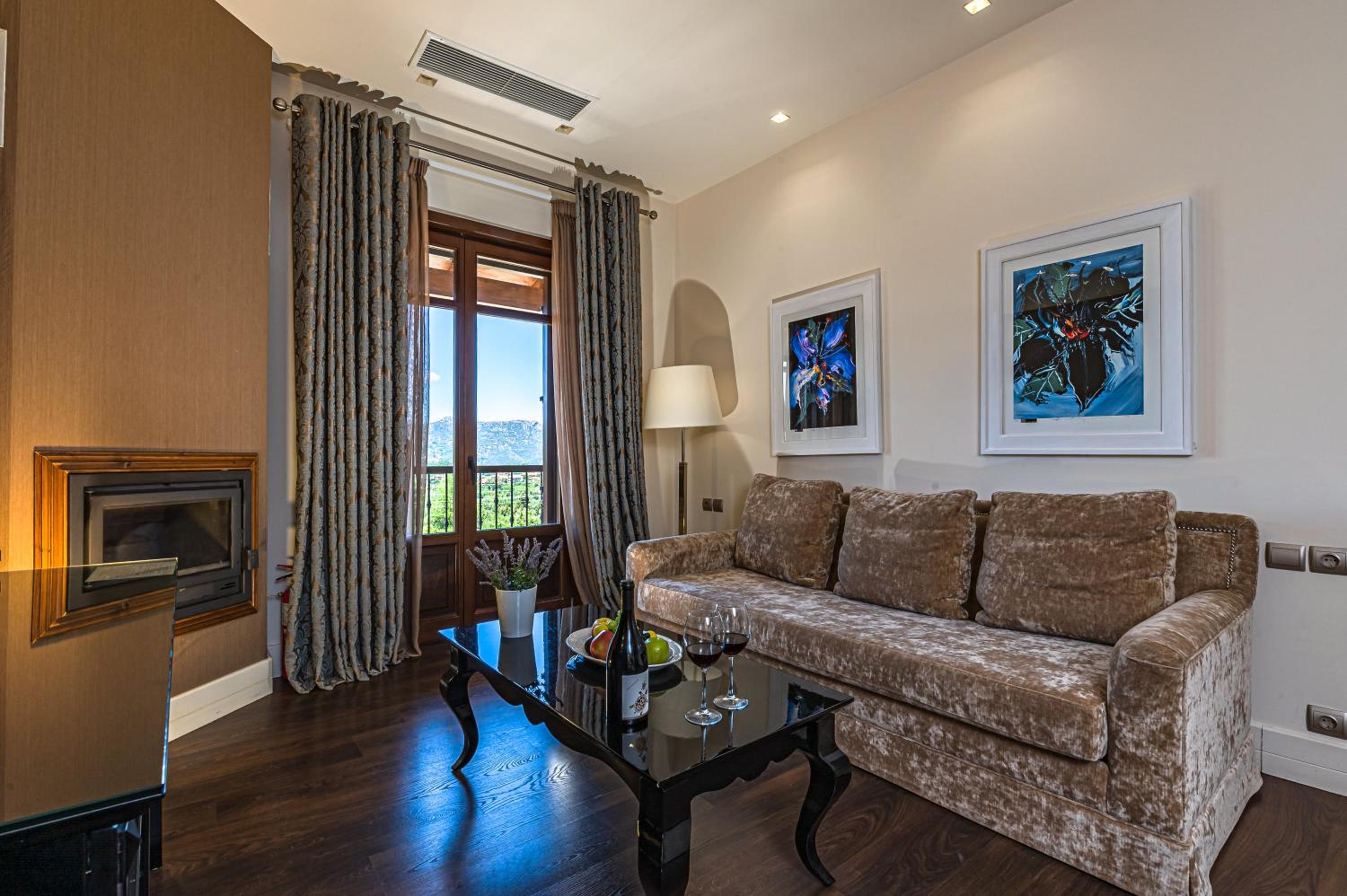 Luxury Suite - Photo 1