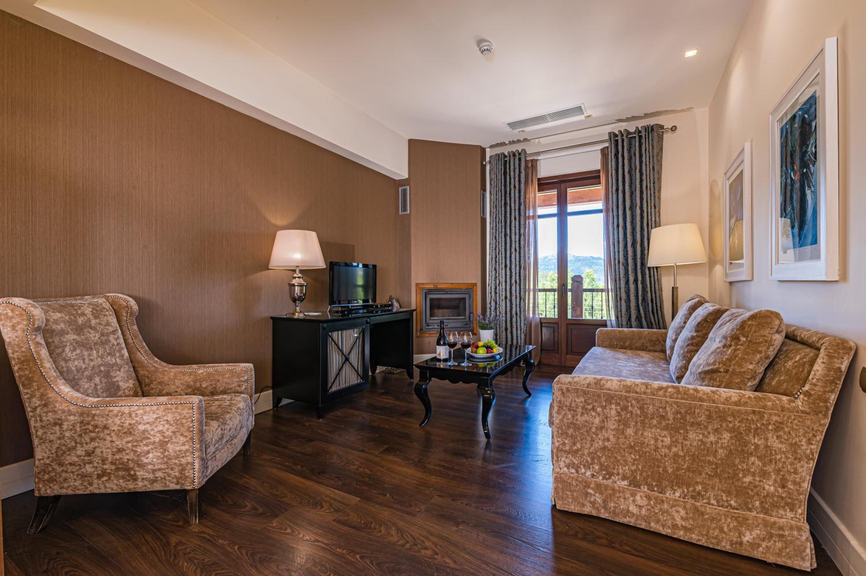 Luxury Suite - Photo 4