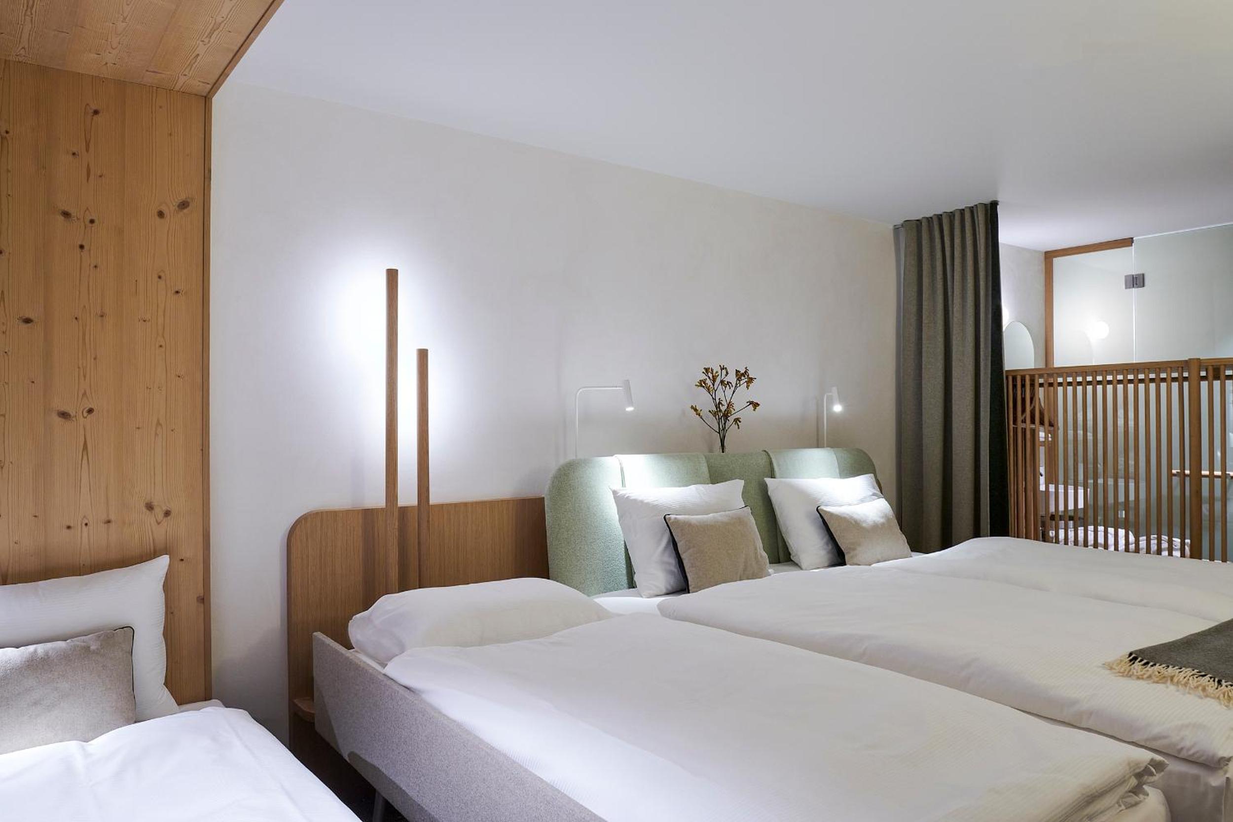 Deluxe Double Room with Balcony - Photo 4