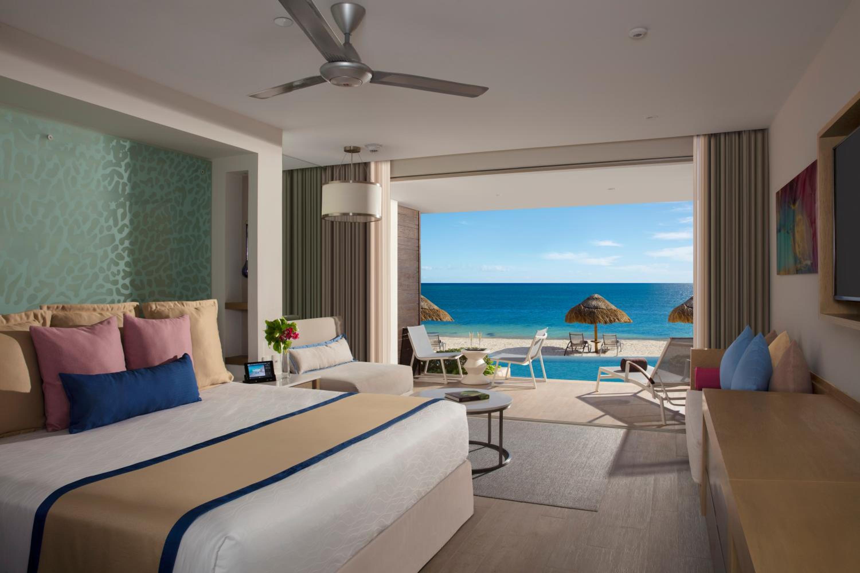 Preferred Club Junior Suite Swimout Ocean Front King - Photo 1
