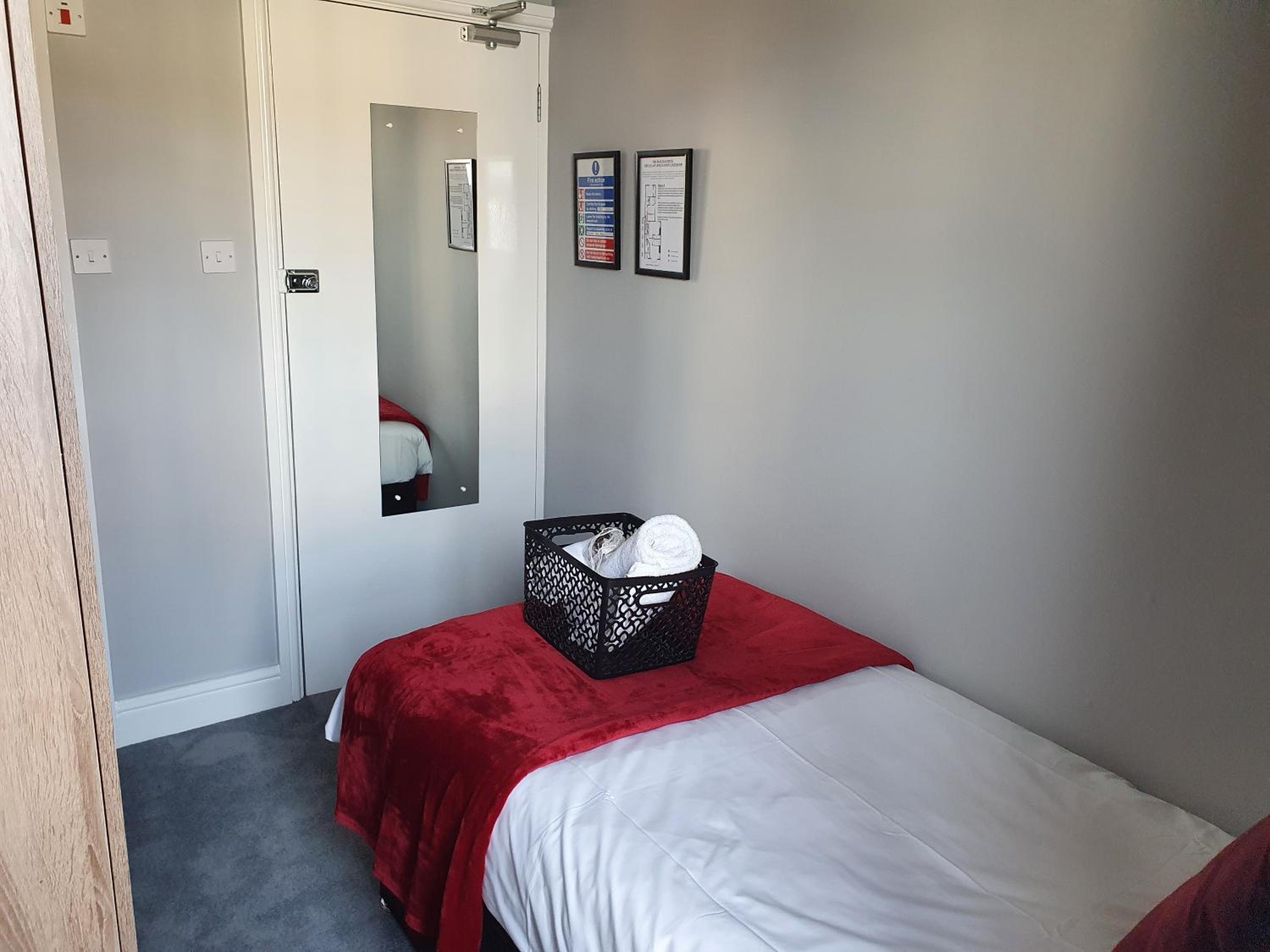 Room 6 - Single Room - First Floor photo 3