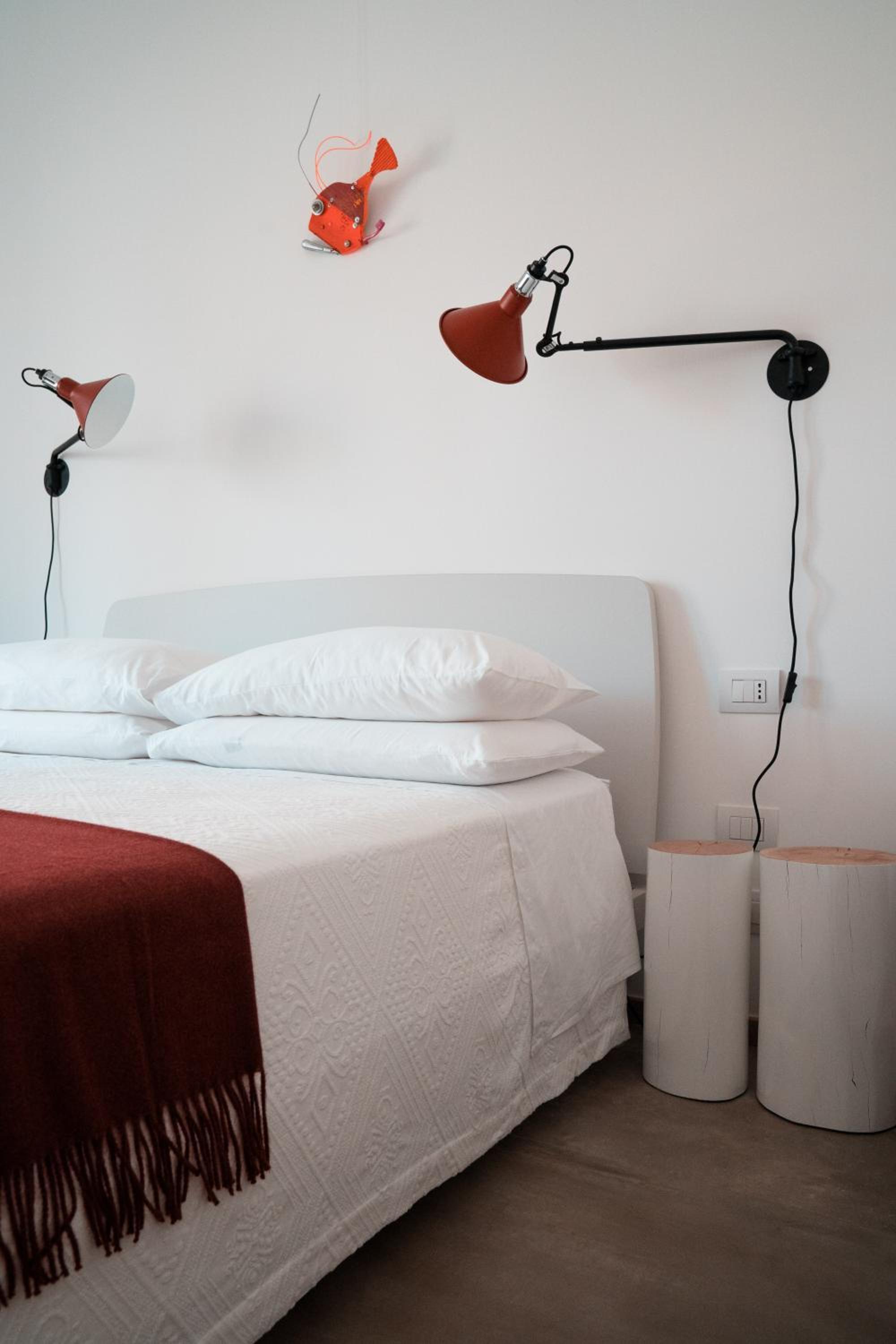 King Room with Balcony - Photo 11