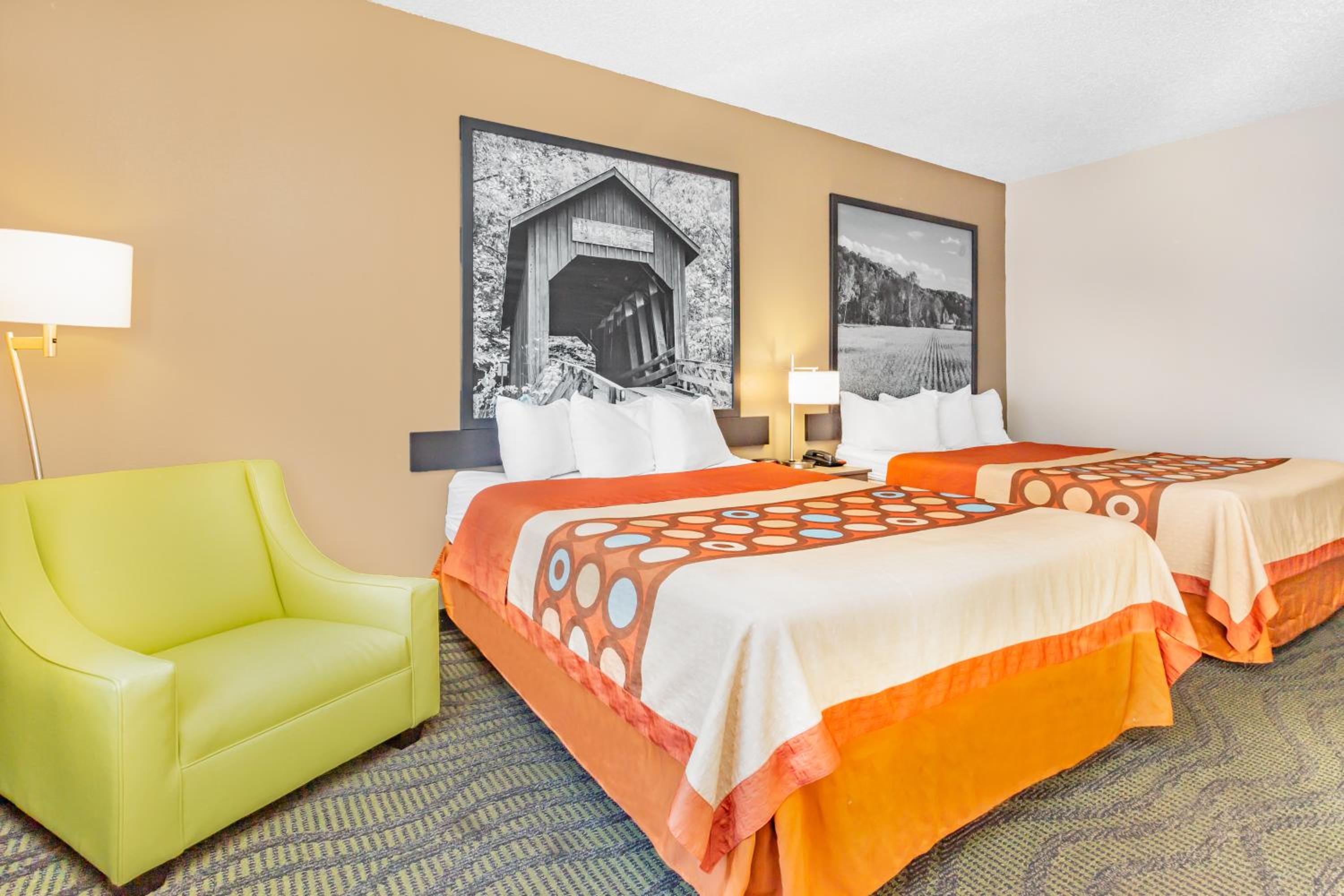 Queen Room with Two Queen Beds - Non-Smoking - Photo 3