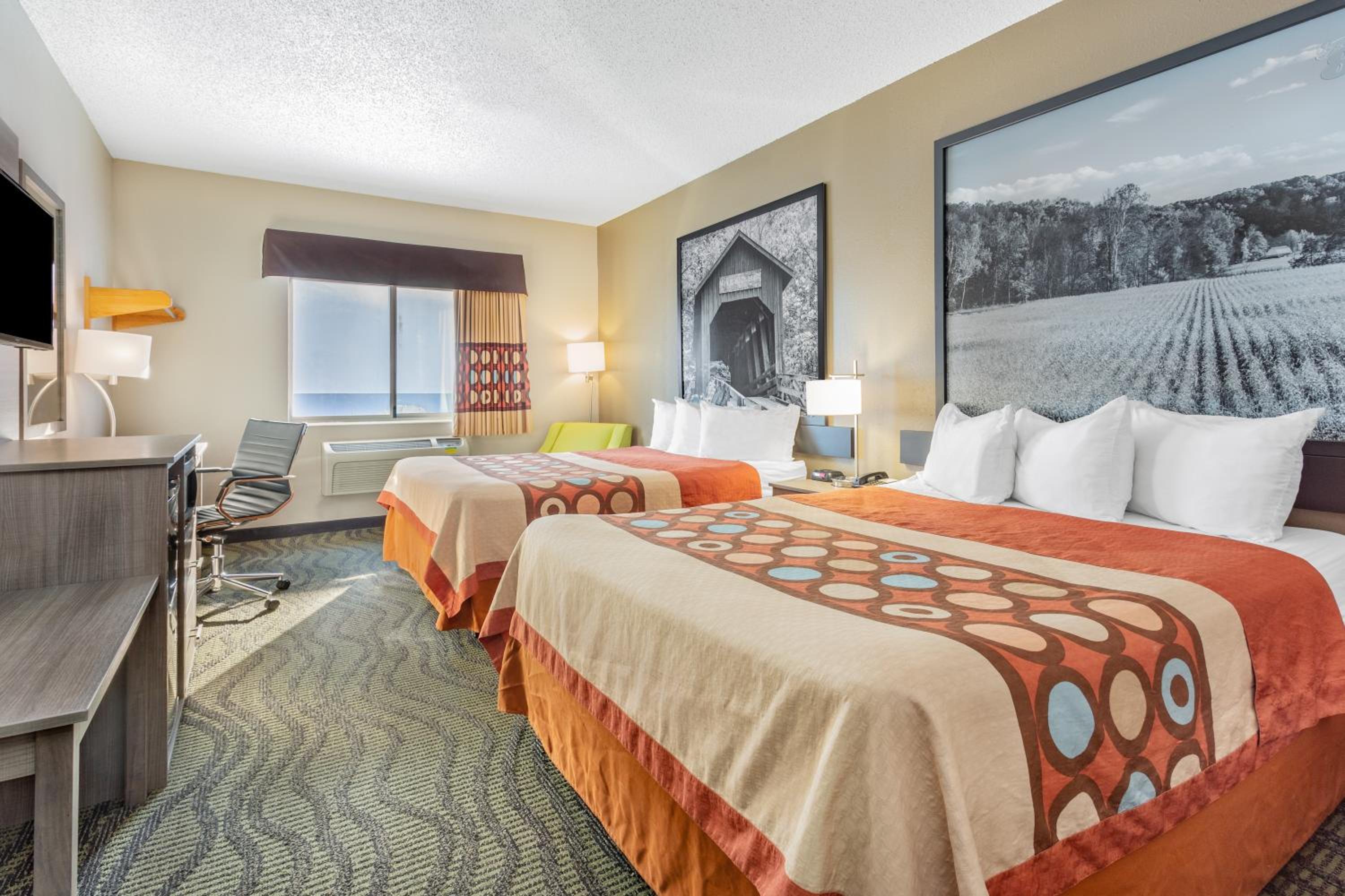 Queen Room with Two Queen Beds - Non-Smoking - Photo 4