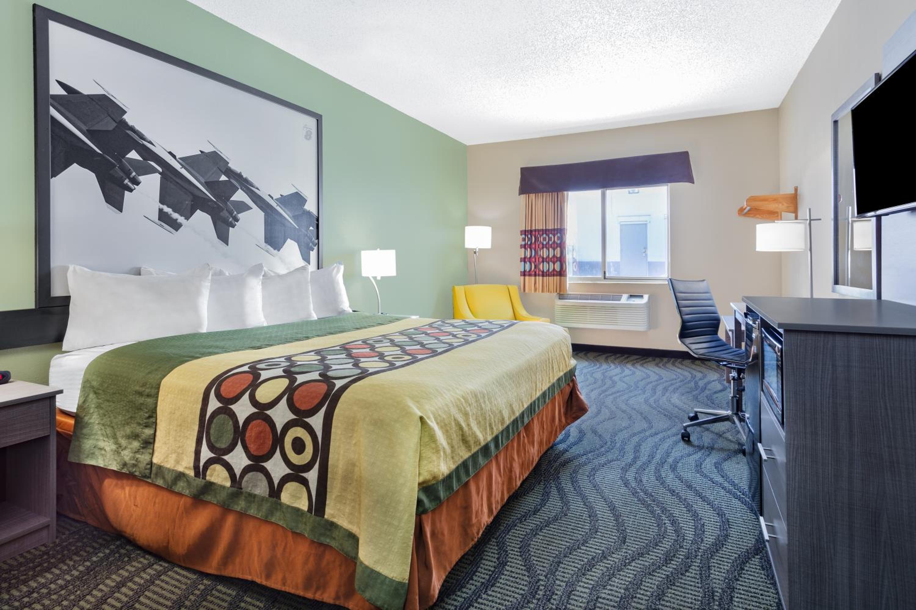 King Room - Non-Smoking - Photo 3