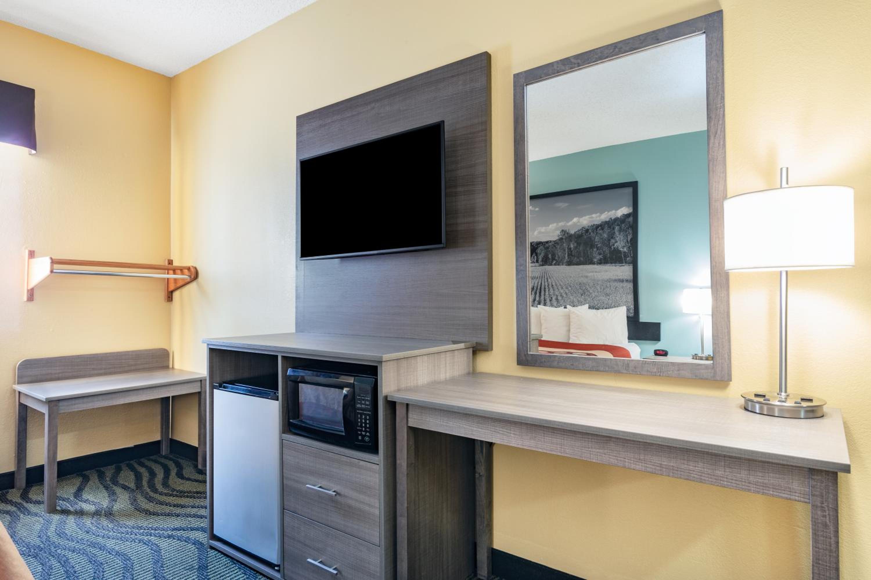 1 Queen Bed, Mobility Accessible Room, Non-Smoking  - Photo 4