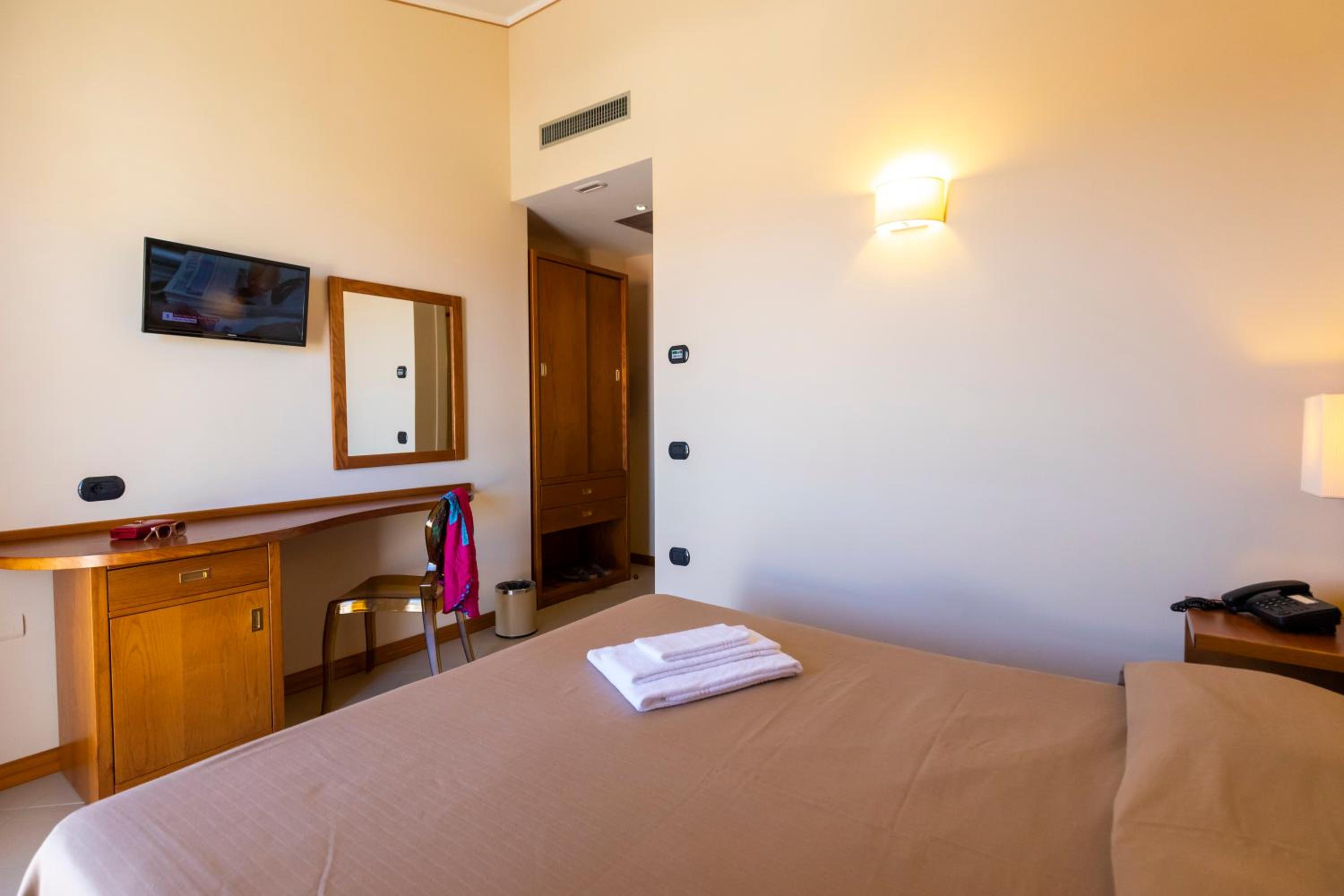 Standard Double or Twin Room - Photo 3