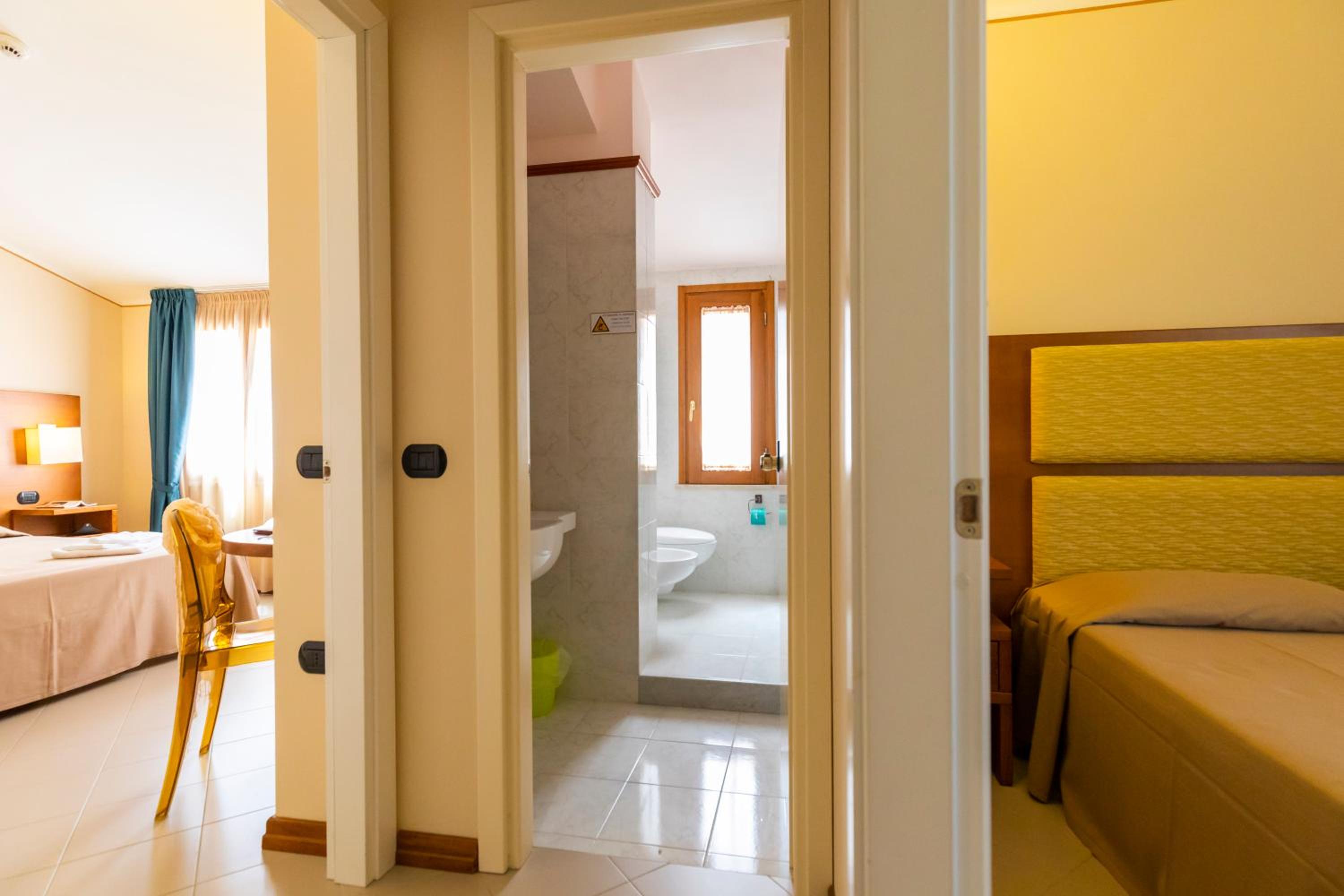 Economy Quadruple Room - Photo 5