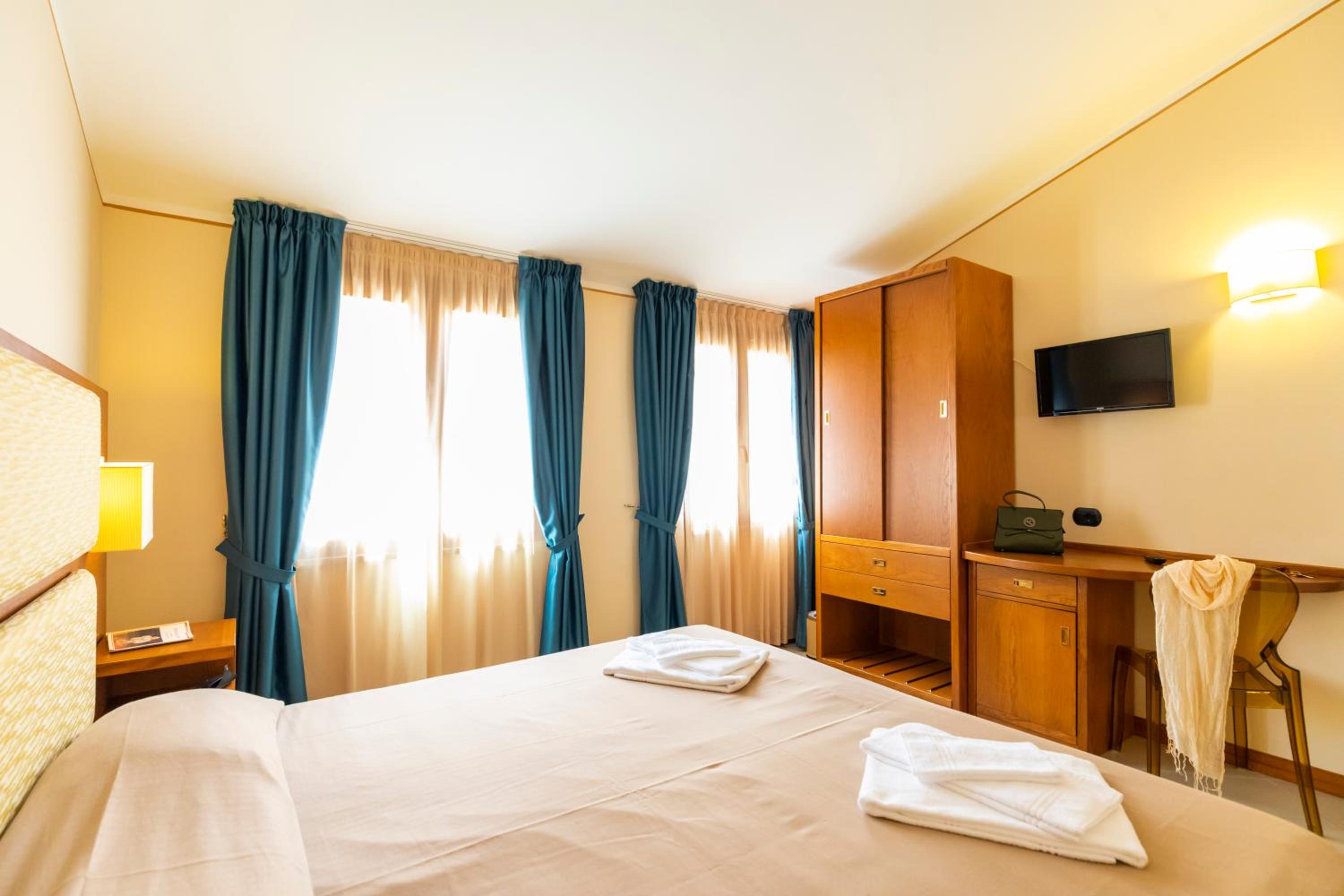 Economy Triple Room - Photo 6