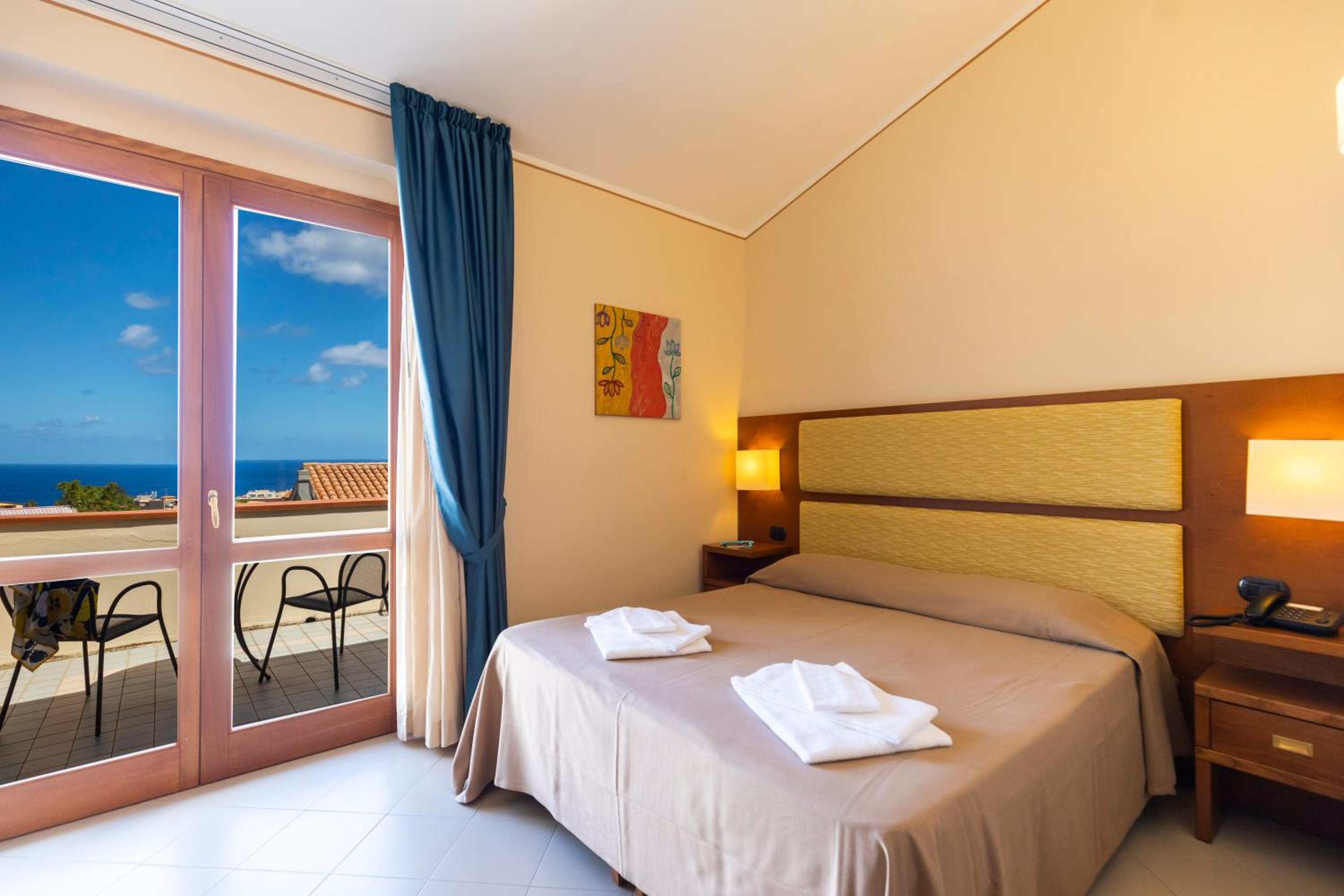 Double or Twin Room with Sea View - Photo 1