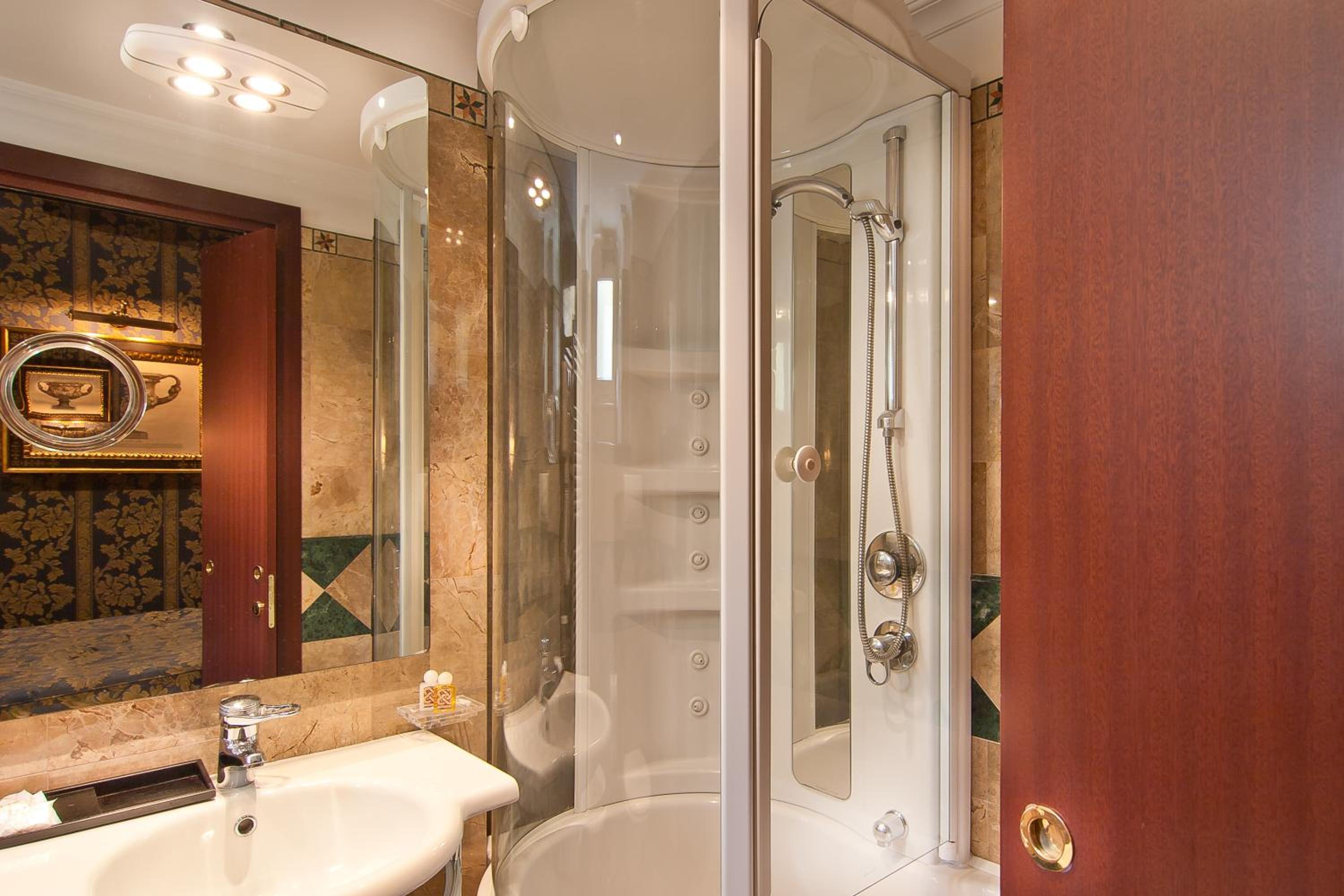 Double or Twin Room with Spa Bath photo 2