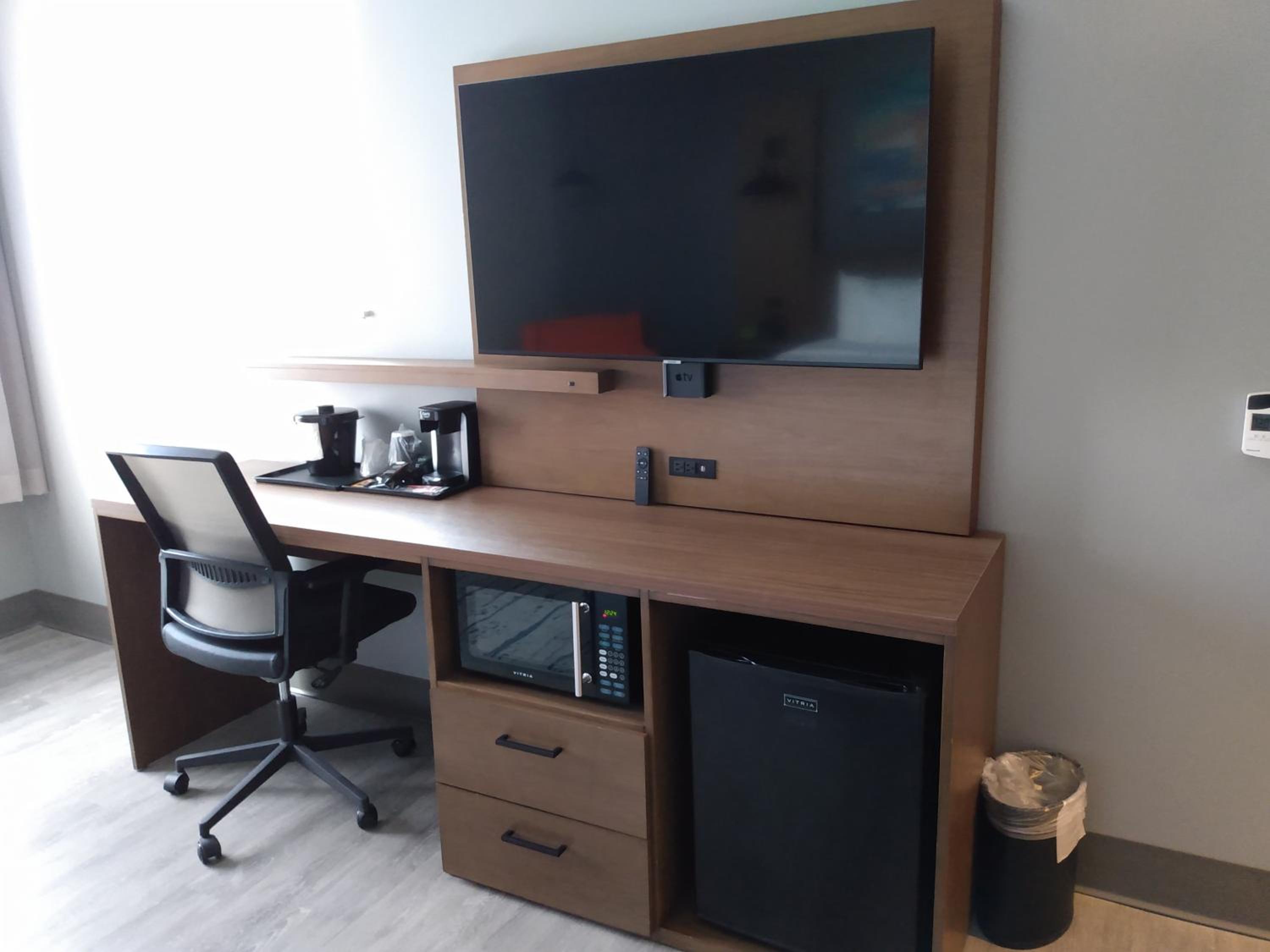 1 King Bed, Mobility Accessible Studio Suite, Roll-In Shower, Non-Smoking - Photo 4