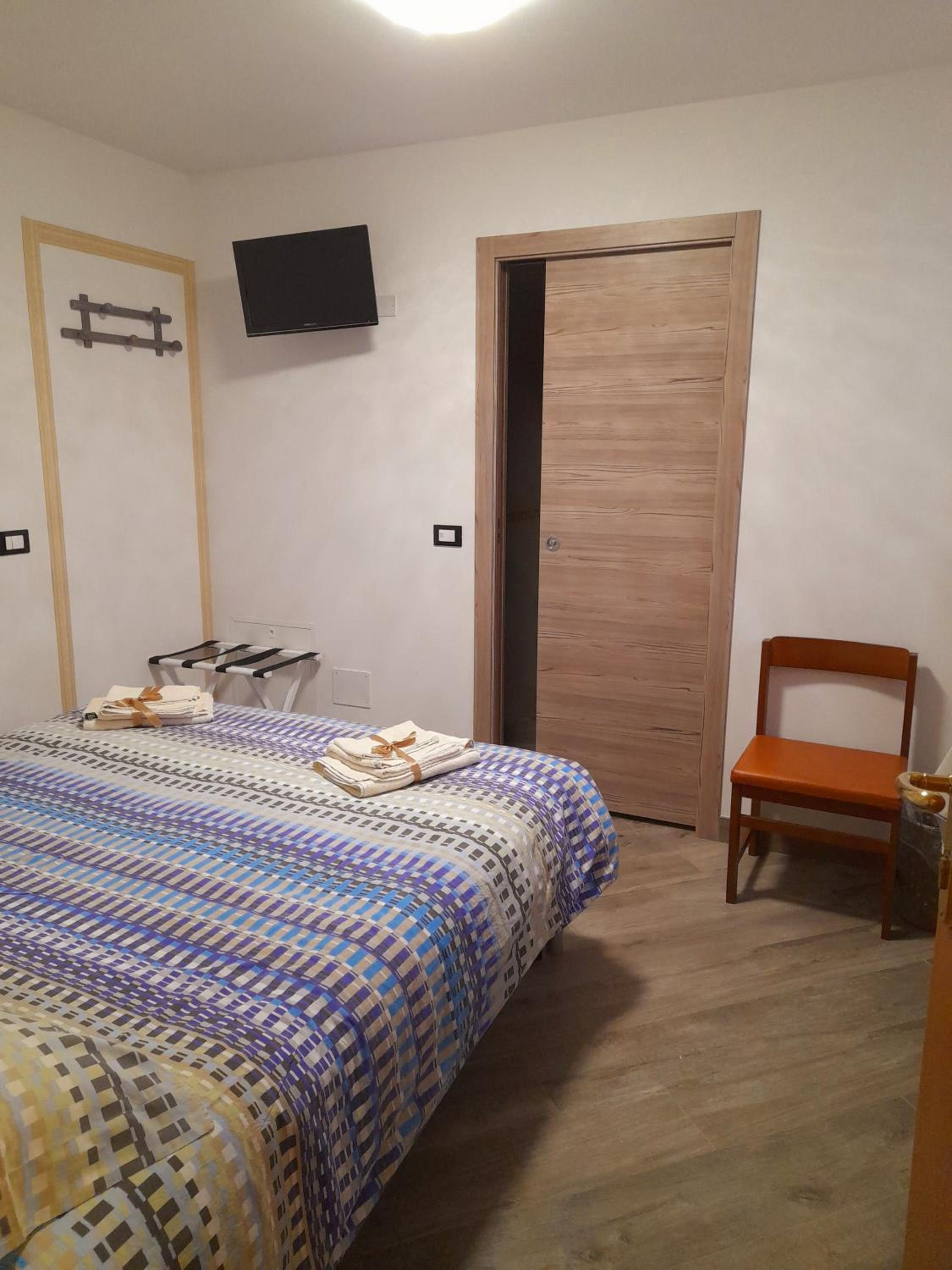 Economy Double Room with Private Bathroom - Photo 12