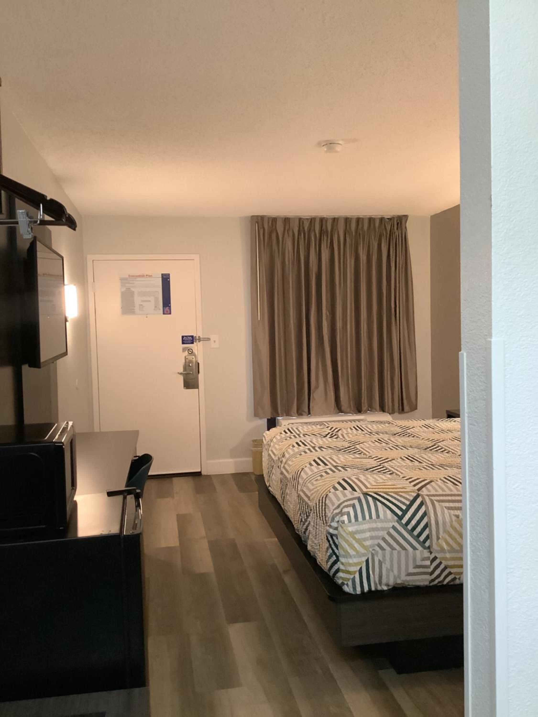 King Room - Non-Smoking - Photo 6