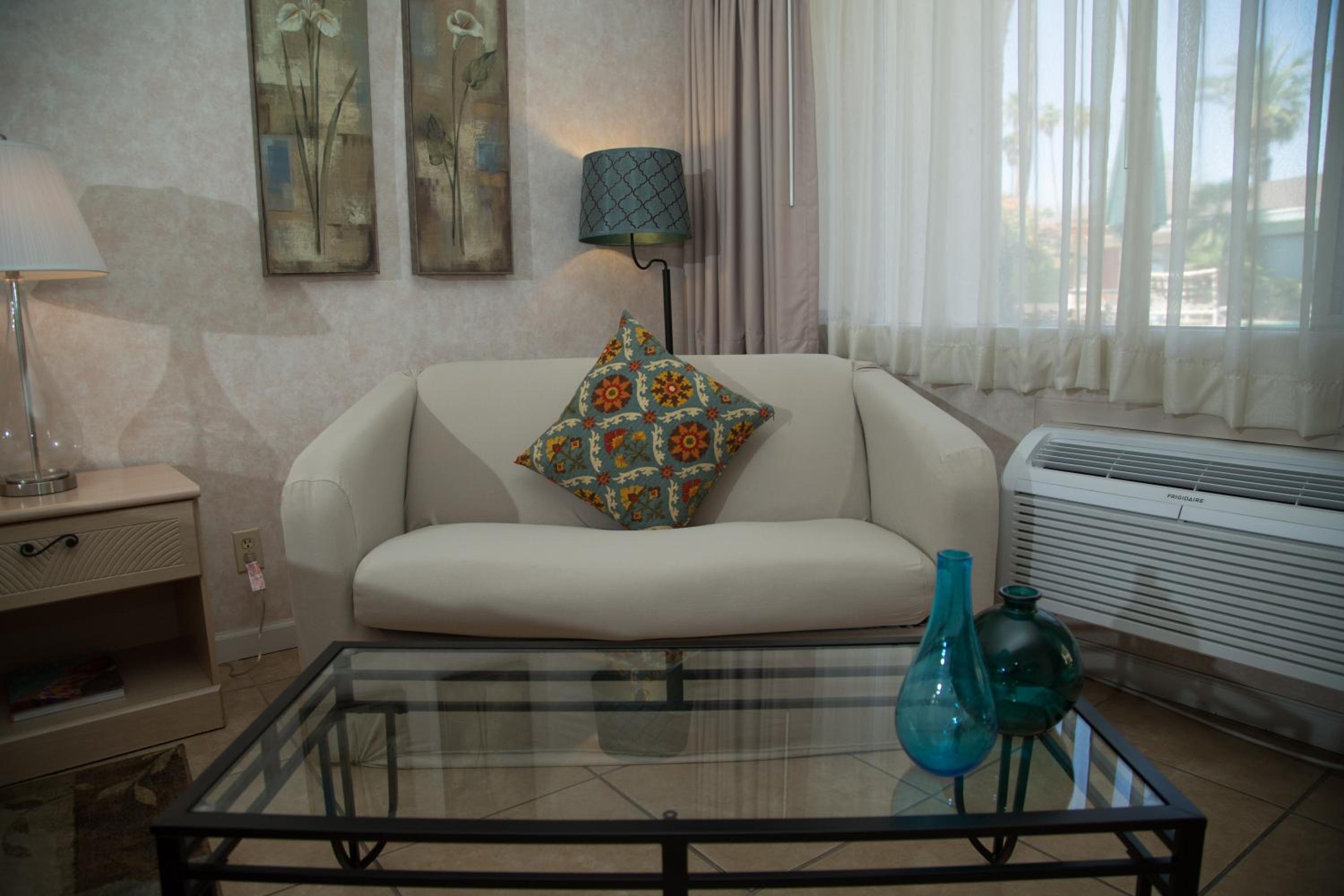 Suite - Photo 1