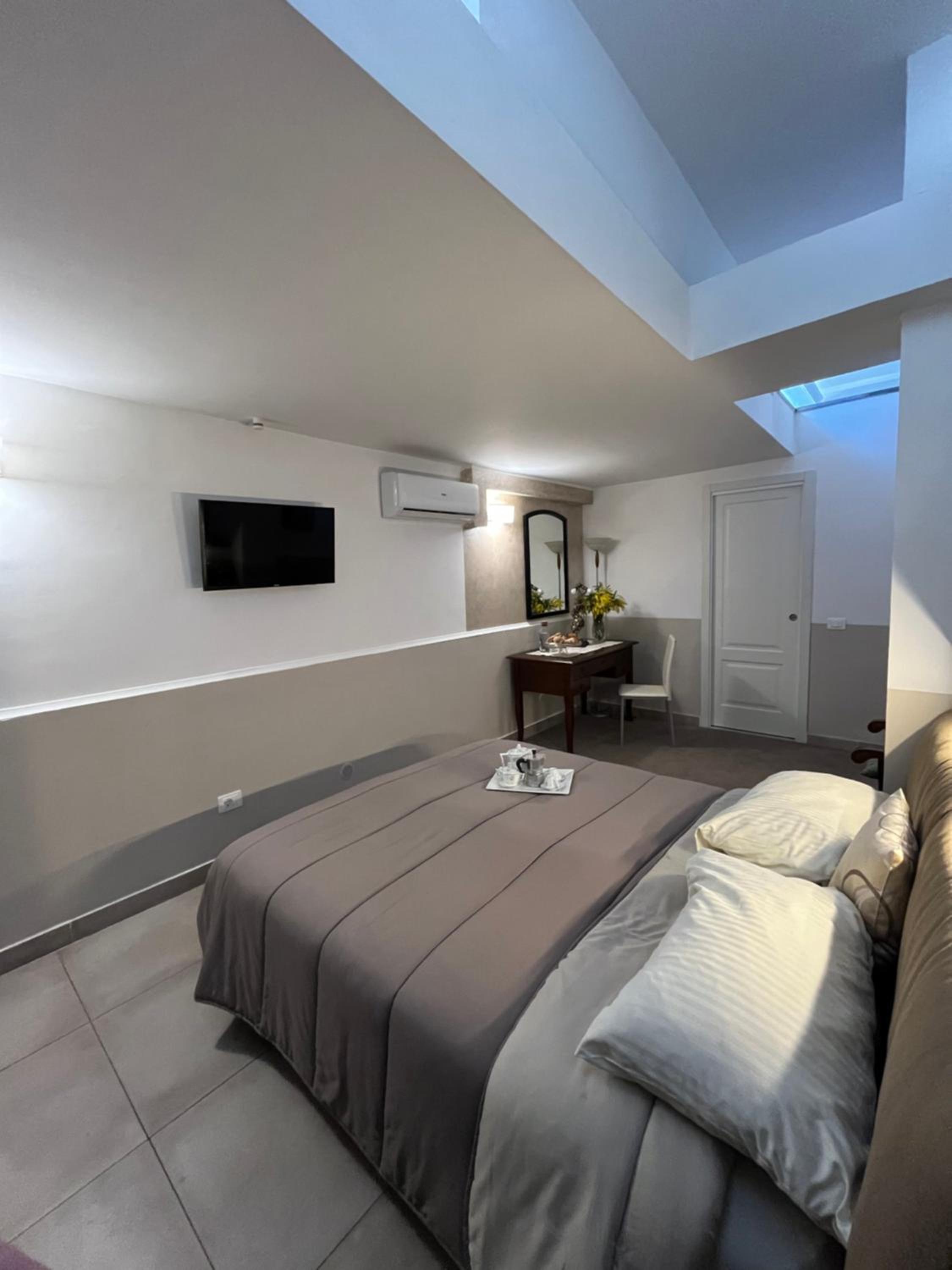Deluxe Double Room With Extra Bed photo 3