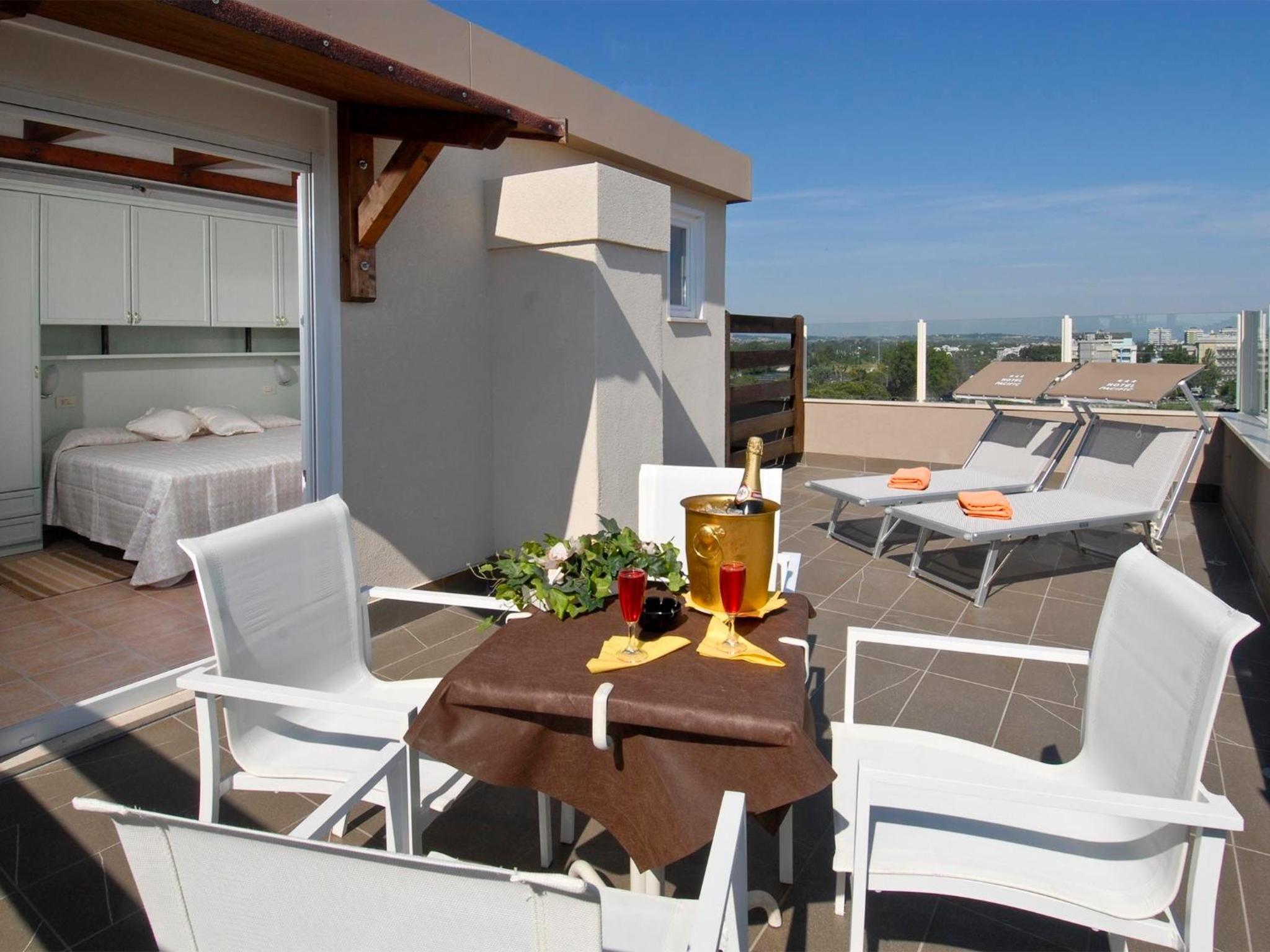 Double Room with Balcony and Sea View photo 3