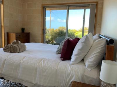 Five-Bedroom House photo 1