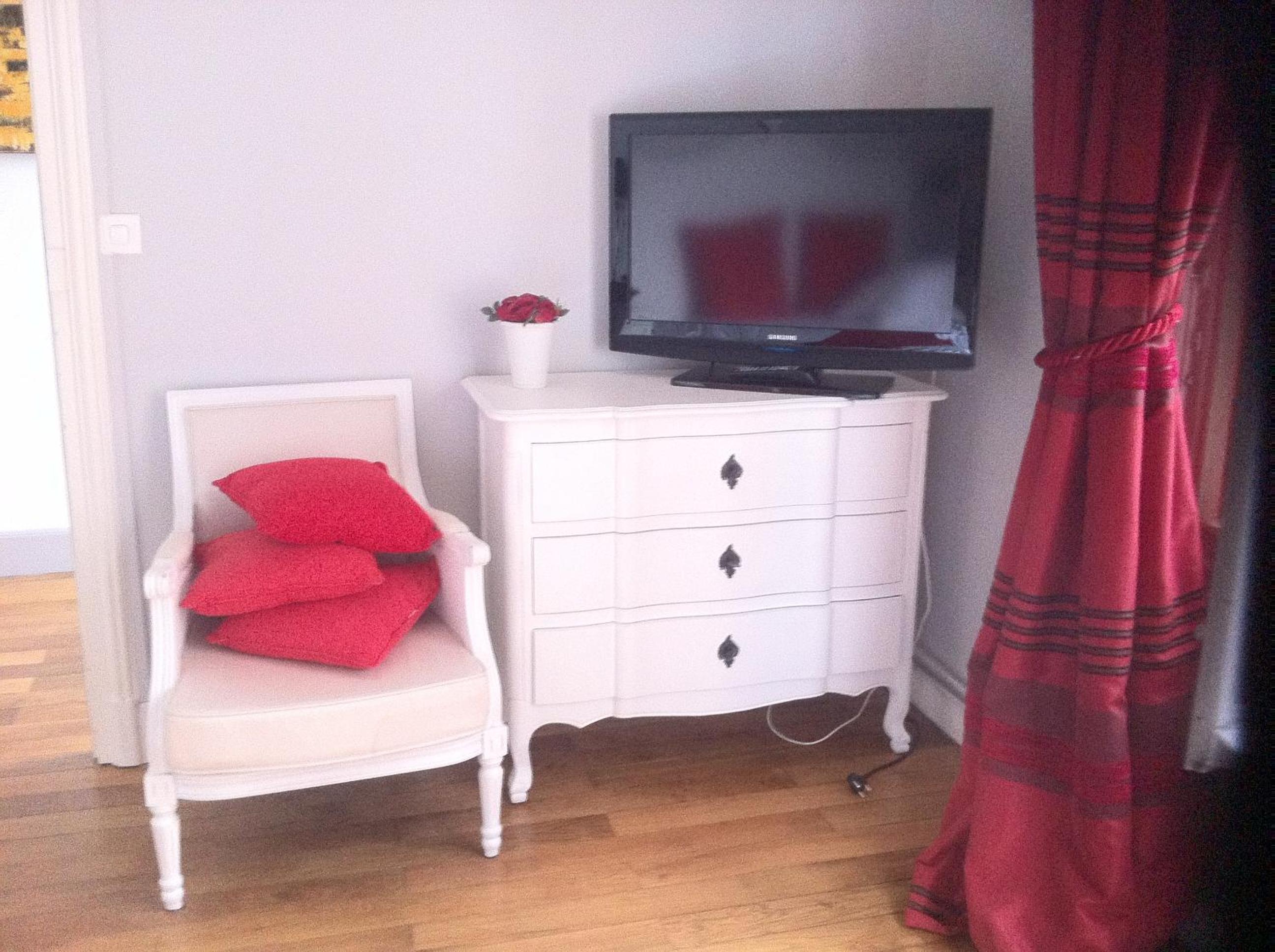 La Tourelle Family Room - Photo 3