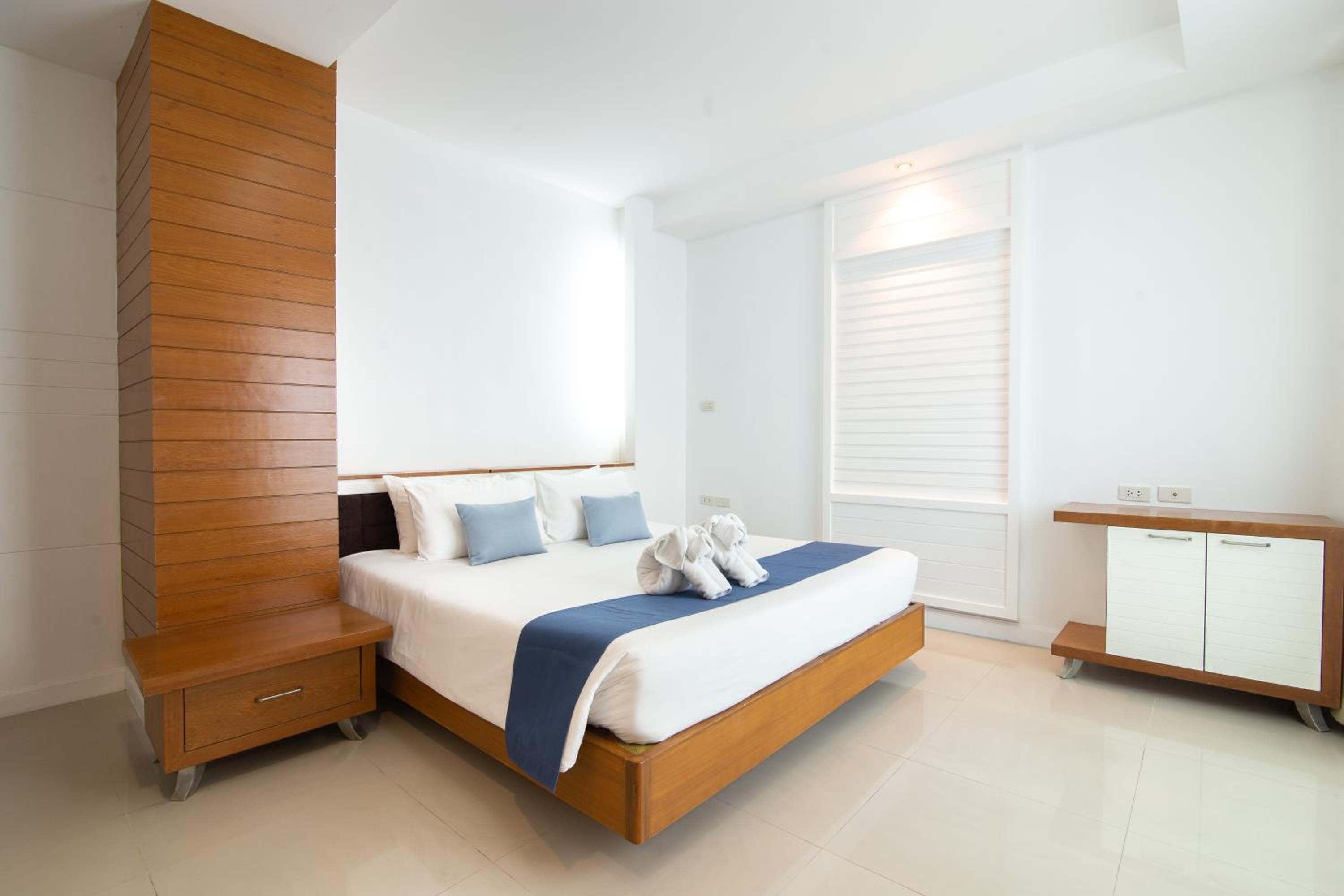 One Bedroom Family Suite  - Photo 6