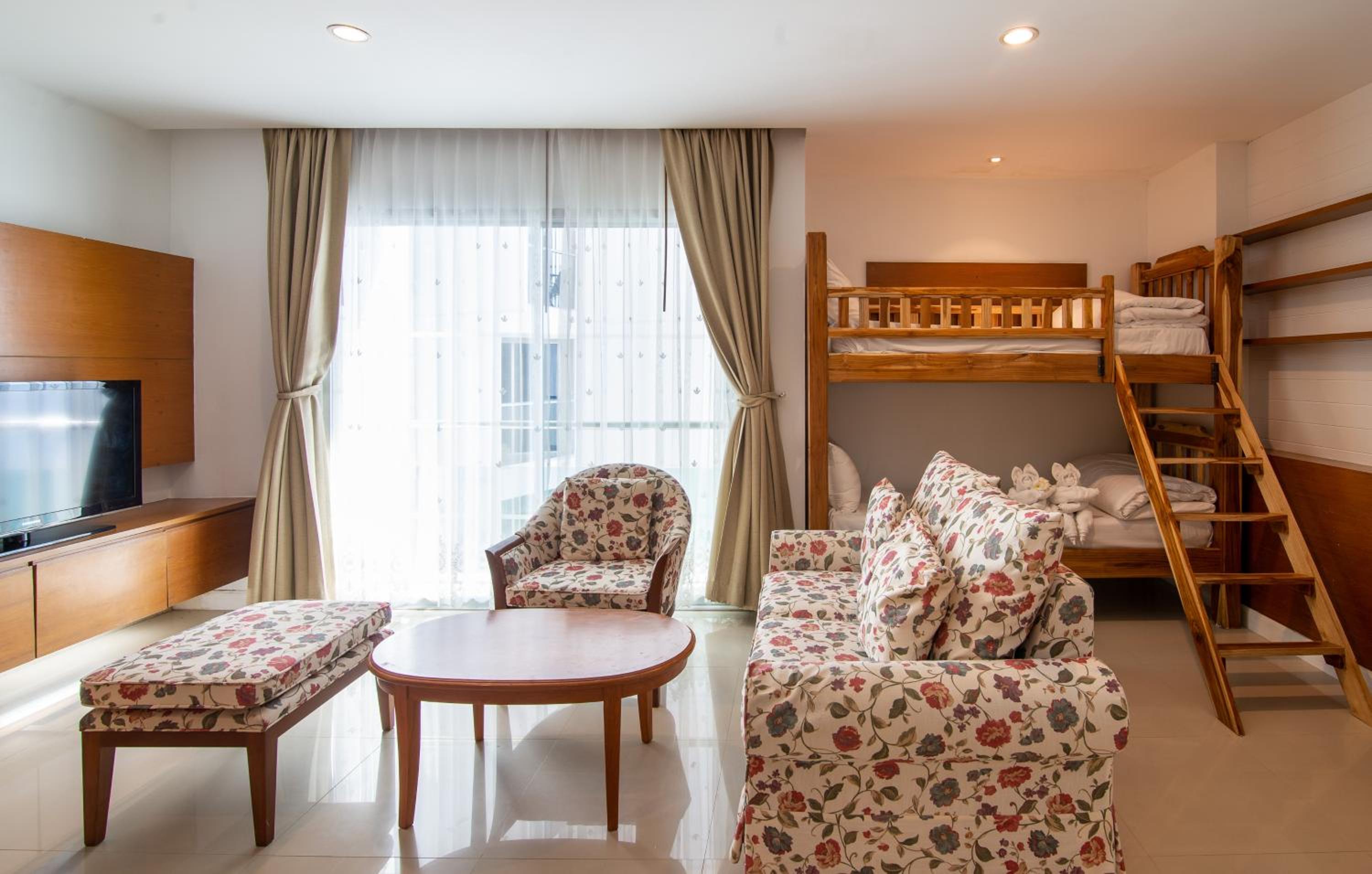 One Bedroom Family Suite  - Photo 8