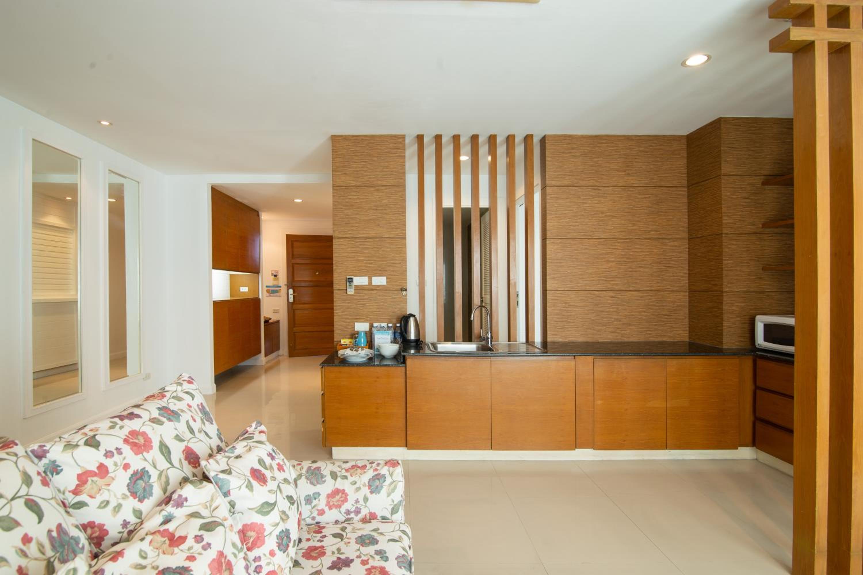 One Bedroom Family Suite  - Photo 7